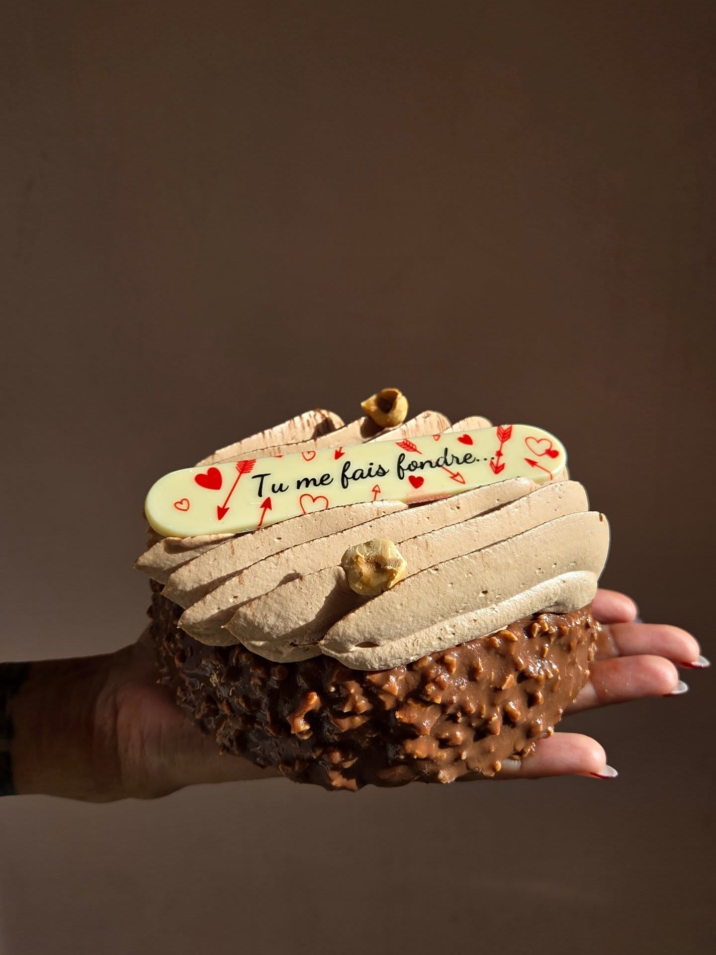 💘 Saint-Valentin : deux gâteaux, une déclaration d’amour 💘
Cette année, on dit je t’aime avec de la gourmandise 💌
Pour la Saint-Valentin, nous avons imaginé deux créations à partager à deux, aussi intenses que délicates…
🍫 Le Croustillant
Un gâteau tout en contrastes :
✨ moelleux noisettes
✨ praliné croustillant ultra gourmand
✨ chantilly chocolat au lait
✨ glaçage rocher croquant
👉 Pour les amoureux du chocolat… et des plaisirs assumés.
🍓🥭 Le Saint-Honoré framboise & passion
Un dessert tout en douceur et en fraîcheur :
✨ moelleux amandes & noisettes
✨ crémeux framboise
✨ chou fruits de la passion
✨ chantilly vanille aérienne
👉 L’équilibre parfait entre acidulé, fondant et légèreté.
💞 Formats pour 2 personnes
📍 Disponibles à la boutique ou en commande sur le site
📅 Quantités limitées – pensez à réserver
Parce qu’à la Saint-Valentin, le plus beau cadeau… ça se partage 💋
#SaintValentin #JonathanLePatissier #GâteauDAmour #DessertPourDeux #PâtisserieArtisanale Gourmandise FaitMaison LoveCake Nice