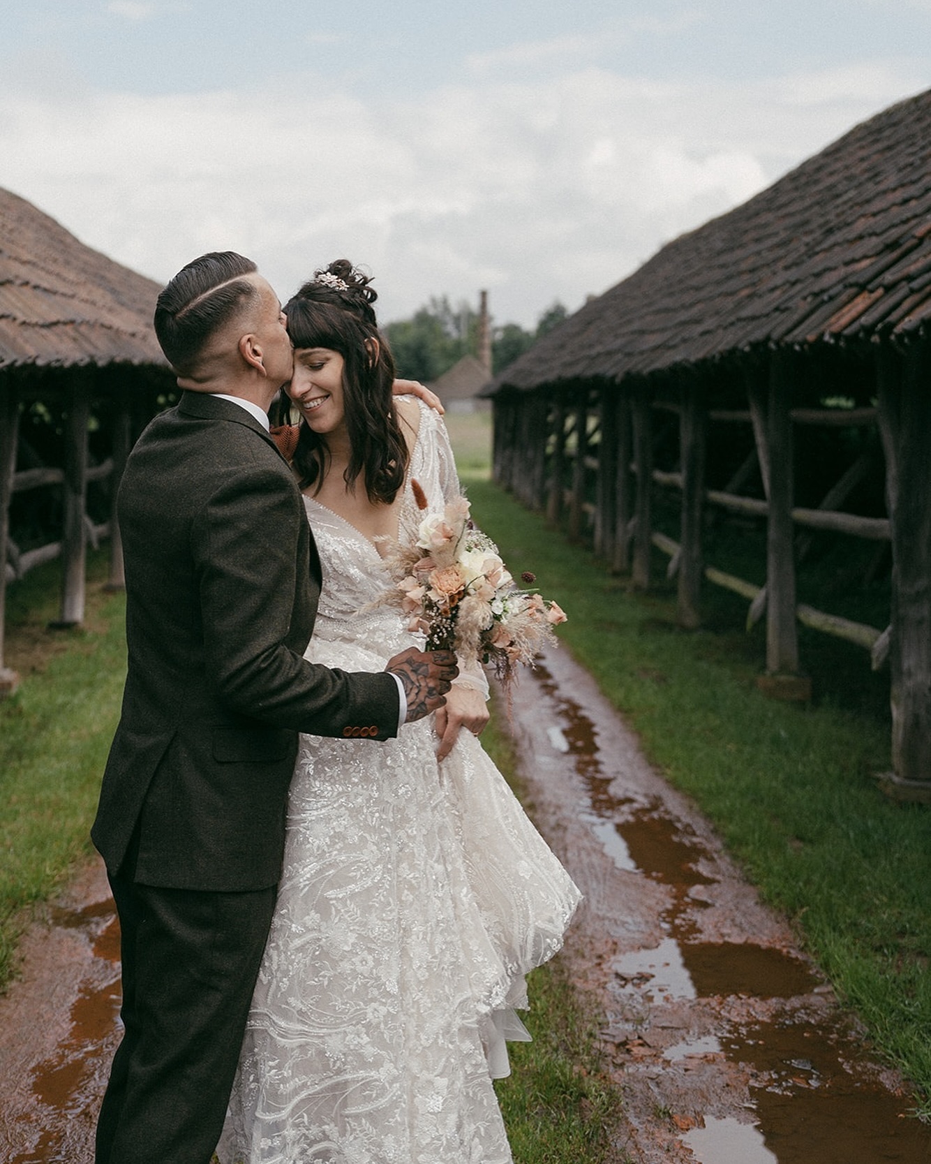 Lieve woorden ✨️
“We kwamen bij Jolien terecht na een zoektocht naar iemand die echt rekening zou houden met ons concept, budget en wie wij zijn als koppel. Na een eerste gesprek wisten we al zeker dat we met Jolien wilden samenwerken. Ze luisterde naar wat wij wilden en ging zelf ook direct mee in de vibe van ons verhaal.
We konden steeds bij haar terecht met vragen of ideeën. De samenwerking verliep steeds zeer vlot en dit leidde tot een pracht van een dag! Jolien heeft van onze dag een pareltje gemaakt! Eentje om nooit meer te vergeten, ze oversteeg al onze verwachtingen van het begin tot het einde!”
Merci N&M for having me 🥰
Foto @fleurackersphoto