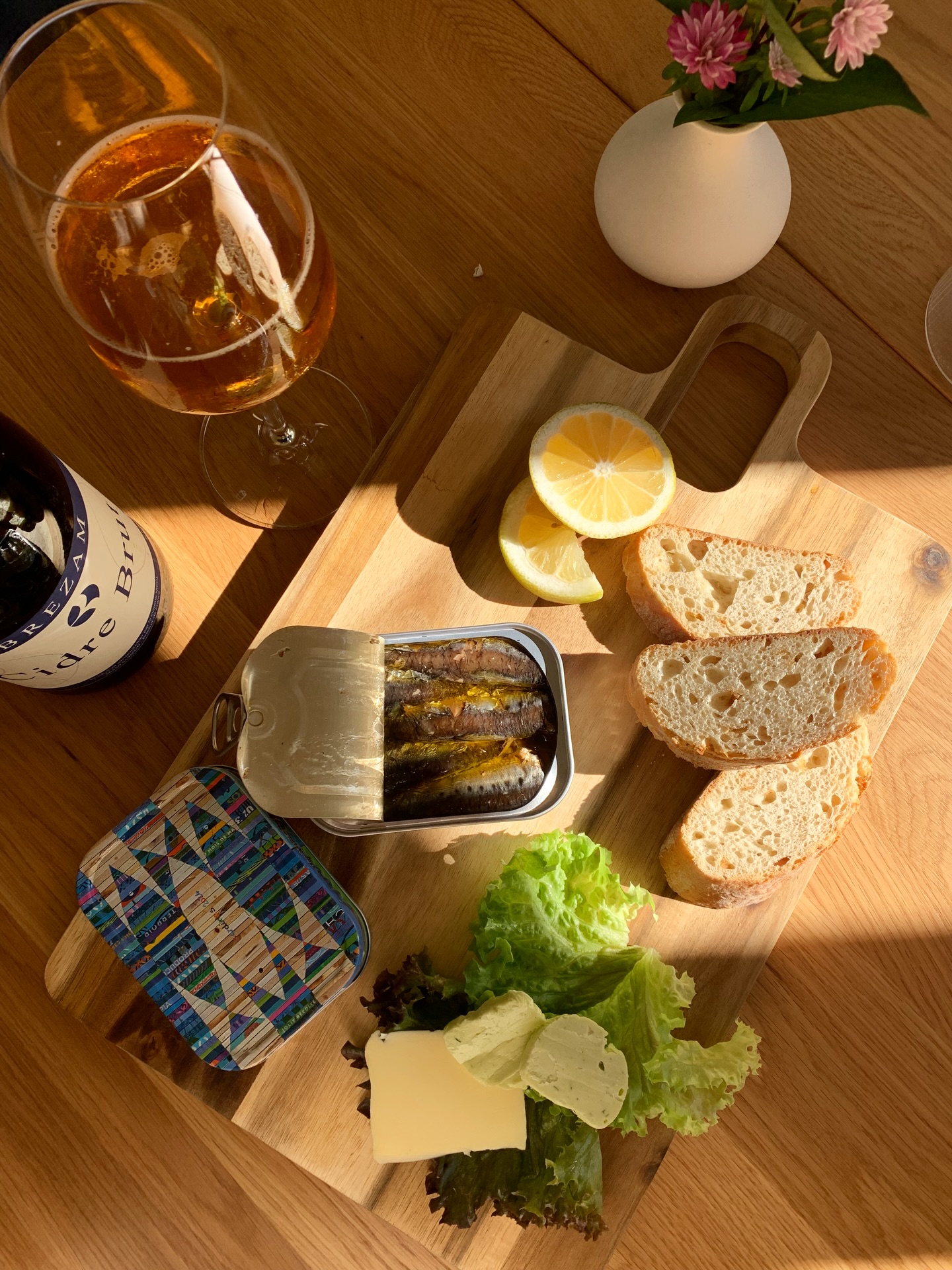 Die Sardinen aus der Bretagne verwenden wir auch in unserem Misoo Galette.
Mit Brot, Butter und unserem Cidre, aber auch ein toller Apéro für zu Hause. 🥂
Bald gibt es auch eine kleine Überraschung aus unserer Küche für Euch zum mitnehmen!
#bretagne #creperie #luneburg #lüneburg
