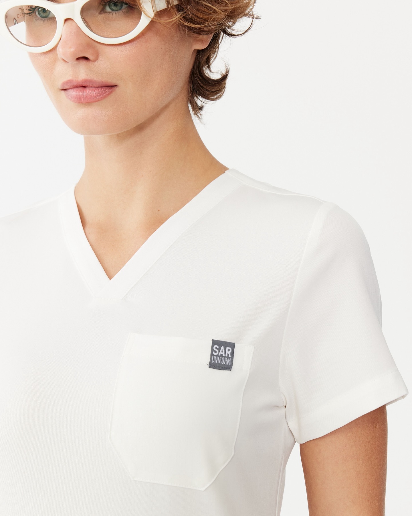 Hep söylüyoruz: detaylar önemli. 🤍
Beyazın en güzel tonu krem beyaz,
Dikişlerde net işçilik,
Dokusu tok ama hafif,
%9 likralı, kırışmaya dirençli ve gün boyu formunu koruyan kumaş.
Sadece bize özel Timeless Serisi ile; zamansız, sade ama her ortamda şık.
Çünkü iyi bir parça, yıllarca dolabında kalandır.
#scrubs #scrubslife #saruniform #dentist