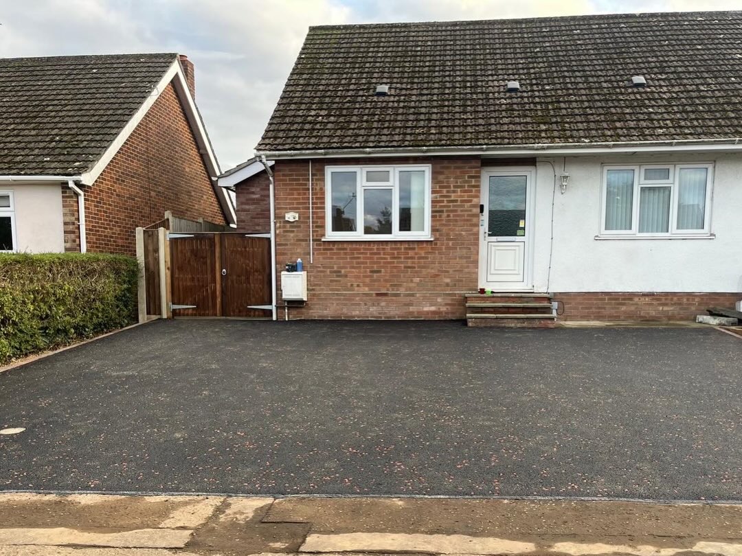 🔥 New Tarmac Driveway 🔥
Smooth finish ✔️
Built to last ✔️
Low maintenance ✔️
Tarmac driveways are a smart, practical choice for any home 🏡
#Tarmac #TarmacDriveway #NewDriveway #DrivewayGoals