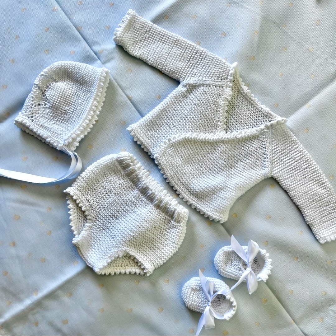 Hemos incorporado a la web nuestros conjuntos de primera puesta tejidos a mano en algodón 100%.Son piezas únicas, realizadas con mimo y pensadas para esos primeros días tan especiales.Modelos únicos.Conjuntos completos de 4 piezas disponibles por 65€Ya en www.happycloudshop.comDisponibilidad:Foto 1: disponible ✅
Foto 2: disponible ✅
Foto 3: Vendido ❌
Foto 4 disponible ✅