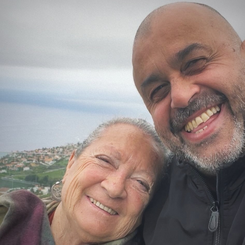 ¡GRACIAS! 🫂
Qué regalo haber compartido este tiempo contigo, Elsa✨
Tu palabra, tu mirada…
Gracias, por tejer puentes entre generaciones, ha sido un verdadero privilegio para todos/as tenerte en esta cuarta edición de #ÍnsulaEscénica ♥️
Gracias por tu generosidad, por abrir espacios de escucha y reflexión, y por recordarnos que la literatura también es encuentro y memoria.
Gracias, de corazón, por querer formar parte y dejar huella💛📚