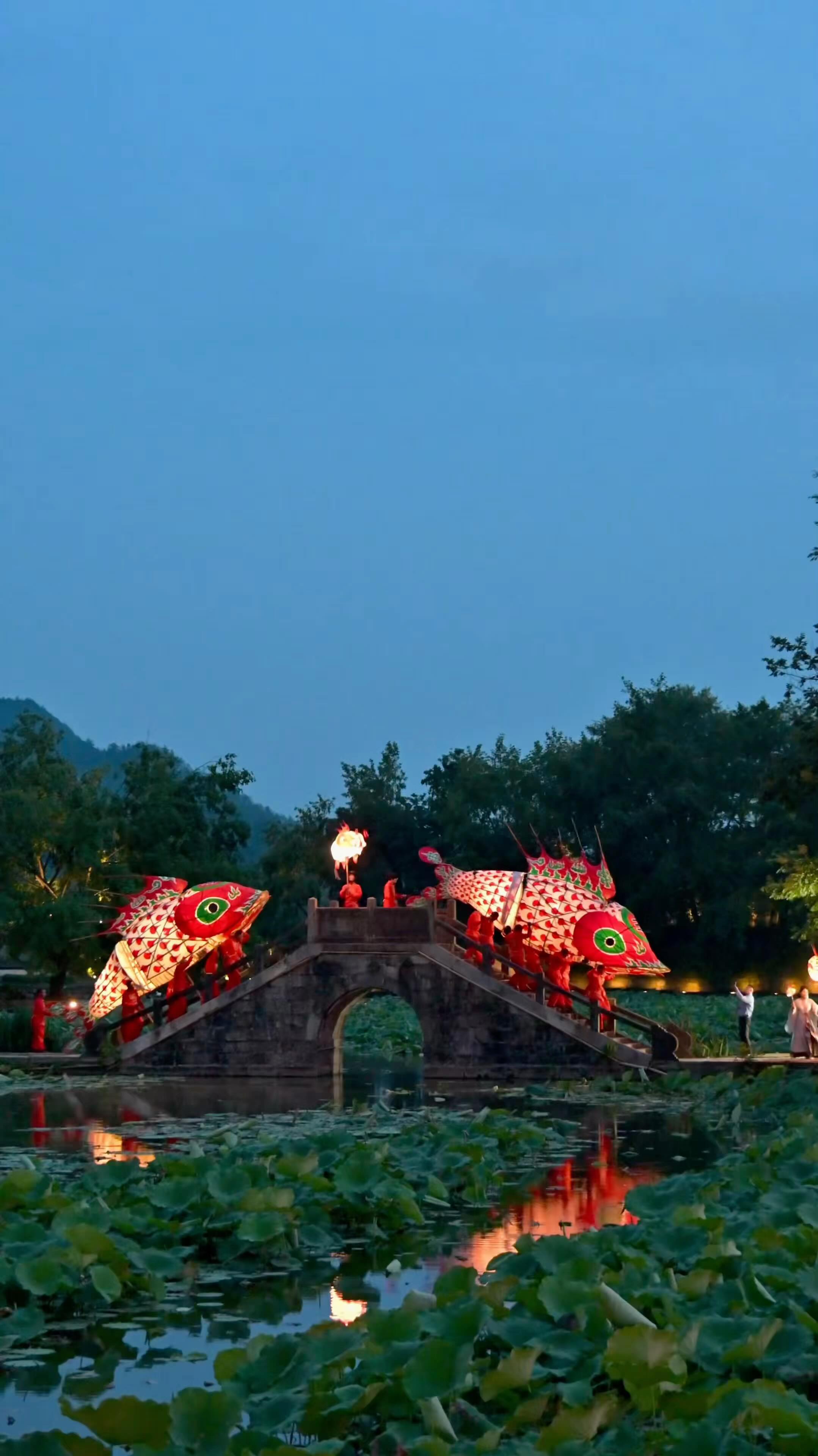 Sometimes, a fish is more than a fish - it‘s a wish.
In Chinese, the word for fish sounds like the word for abundance.
In old villages at the foot of Yellow Mountain, people make lanterns shaped like fish and send them swimming into the night.
Through centuries of darkness, they carry light, warmth, and abundance.
May your new year be just as full.
📍Chengkan, China
#FishLanterns #ChineseNewYear #YellowMountain #WoksAndWonders