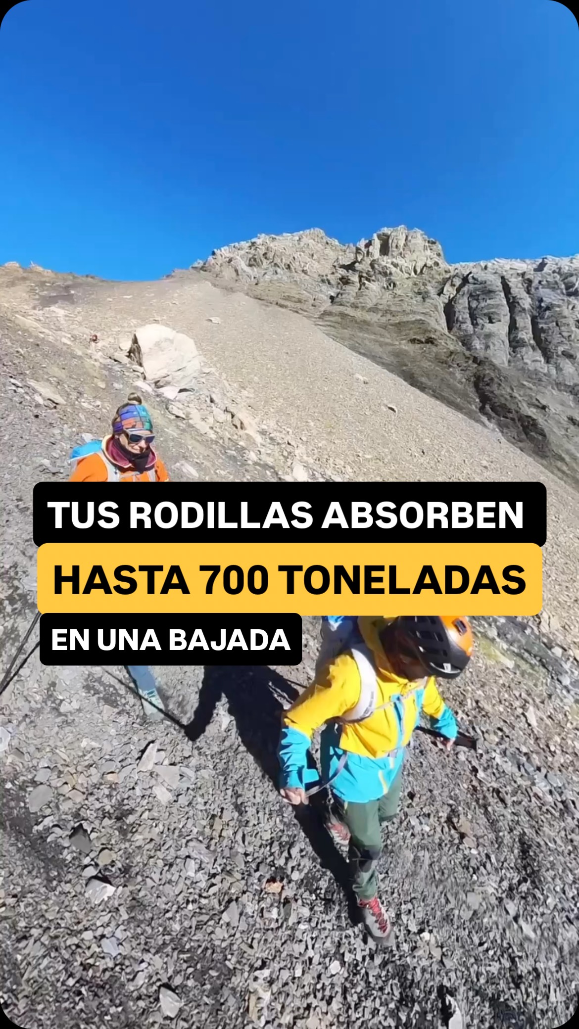 Haz este cálculo conmigo.
Una bajada normal.
Unos 7 km.
Aproximadamente 10.000 pasos de bajada.
Ahora piensa en tu peso.
70 kg… más botas, mochila, material.
10.000 pasos × 70 kg = 700.000 kilos.
Es decir, unas 700 toneladas que tu cuerpo tiene que gestionar solo en una bajada.
No de golpe.
Paso a paso.
Pero una y otra vez.
Y si la rodilla ya se queja en casa con unas escaleras,
en la montaña no es mala suerte.
Es que le estamos pidiendo más de lo que puede soportar ahora.
Por eso, a veces, la mejor decisión no es salir más.
Es parar un momento, entrenar con sentido
y volver más fuerte.
Entrenar no es dejar la montaña.
Es invertir para poder seguir disfrutándola
muchos años más, sin dolor ni miedo en las bajadas.
Siguenos si te sientes identificad@
#televiajar