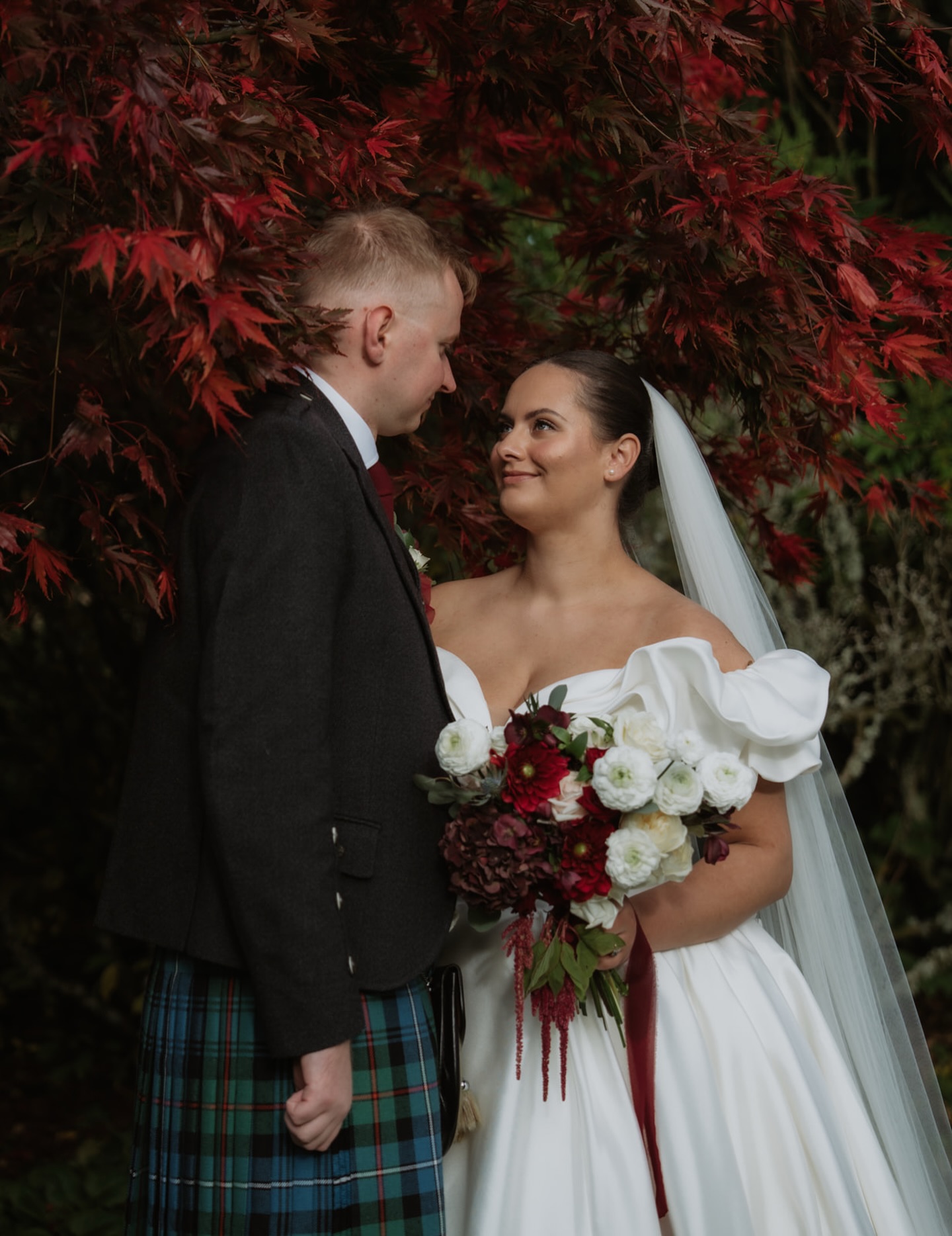 Classic but make it bold…
From the dress to the florals. Crisp ivory meets rich oxblood in a pallette that refuses to fade into the background.
Romance with an edge.
Let’s design your dream bouquet together
The Duchess 💋
Beautifully captured by @danielle_stewart_photo
#designledweddings #boldweddings #scottishflorist #2026brides #weddingstylistscotland