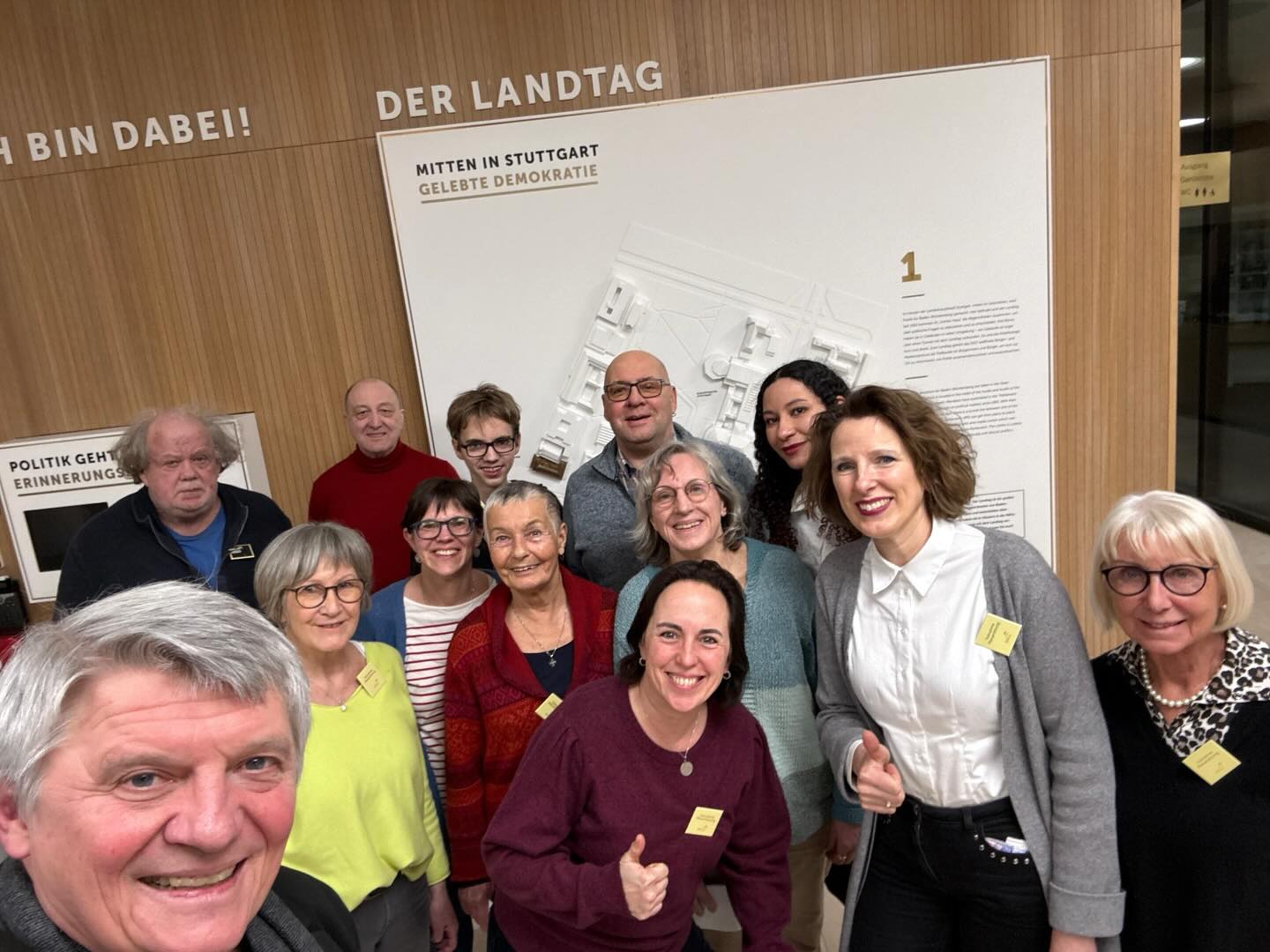 🌹 14 Biberacher:innen – von jung bis erfahren – waren dabei, als wir am 4. Februar gemeinsam den Landtag in Stuttgart besucht haben. Nach einer spannenden Plenarsitzung trafen wir den Ulmer SPD-Abgeordneten Martin Rivoir zum Gespräch - offen, sympathisch und ganz nah dran an unseren Fragen!
Für alle war es ein informativer Tag voller Eindrücke und guter Stimmung. So macht Politik Spaß!
Vielen Dank @martinrivoir 💪🏼
#spdbiberach #politikvorort #landtag #miteinander