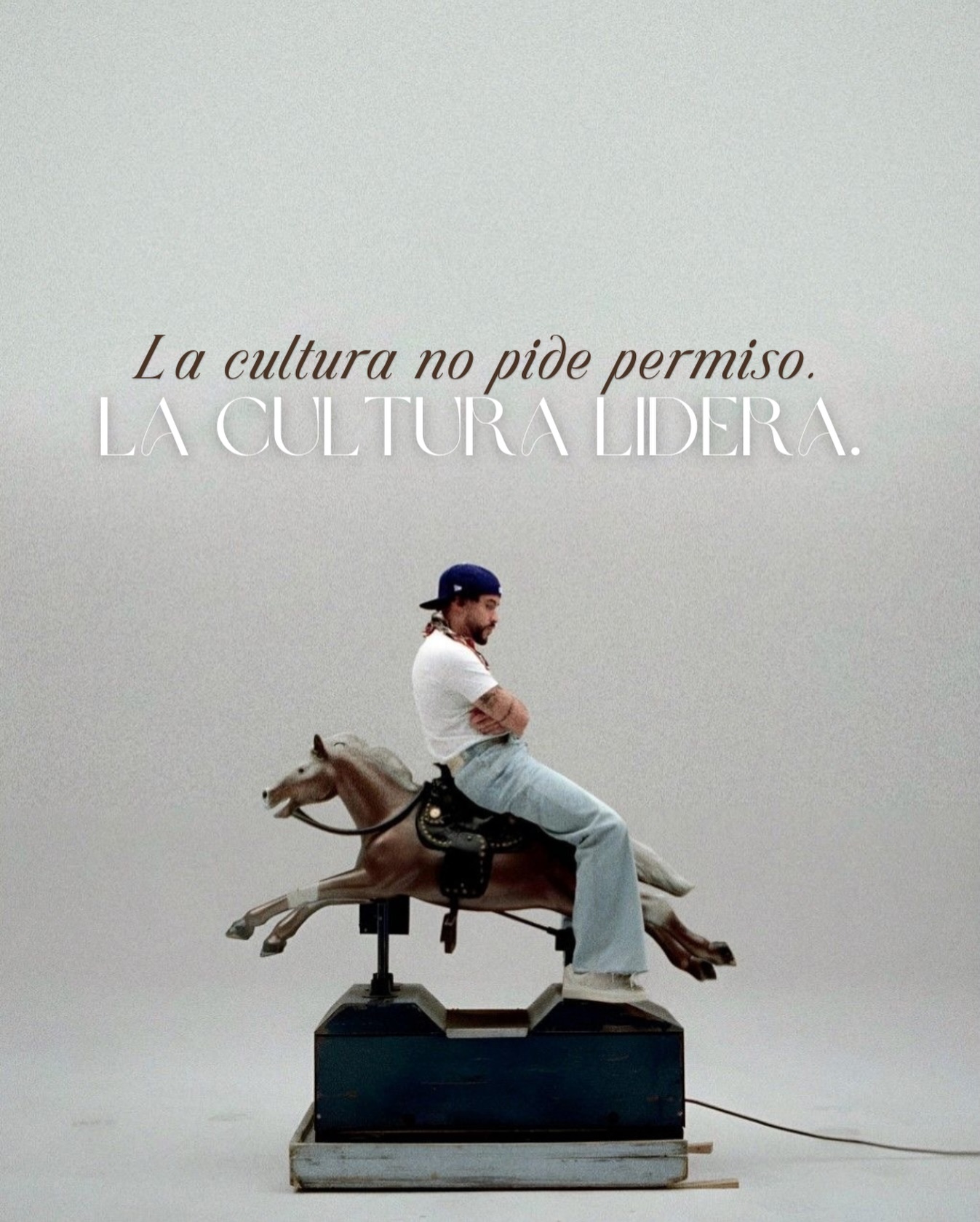 Wybór artysty Super Bowl nigdy nie jest tylko decyzją muzyczną. To decyzja komunikacyjna.
Tegoroczny Halftime Show pokazał bardzo wyraźnie, że globalne marki przestały mówić do „jednej Ameryki”, a zaczęły mówić do globalnej kultury. Wybór artysty wykraczającego poza anglojęzyczny mainstream był statementem – o różnorodności, o realnym wpływie kultury latynoskiej na pop, o tym gdzie dziś jest centrum uwagi świata.
Opinie? Skrajne – jak zawsze przy ruchach, które przesuwają granice. Jedni widzieli w tym historyczny moment reprezentacji i naturalny kierunek dla globalnego show. Inni odbierali występ jako zbyt polityczny, zbyt kulturowy, zbyt „nie ich”. I właśnie to jest najciekawsze z perspektywy komunikacji.
Bo Super Bowl od lat nie sprzedaje tylko rozrywki. Sprzedaje narrację o świecie, który chcemy pokazać. A marki, które to rozumieją, nie pytają już tylko: „kto jest popularny?”
Pytają: „kto opowiada historię, którą chcemy współtworzyć?”.
Wizerunek dziś nie powstaje w neutralnej przestrzeni. Powstaje w napięciu – między kulturą, polityką, tożsamością i emocjami odbiorców.
I może właśnie dlatego wybór artysty na największej scenie świata jest dziś jednym z najciekawszych case studies komunikacyjnych roku😉