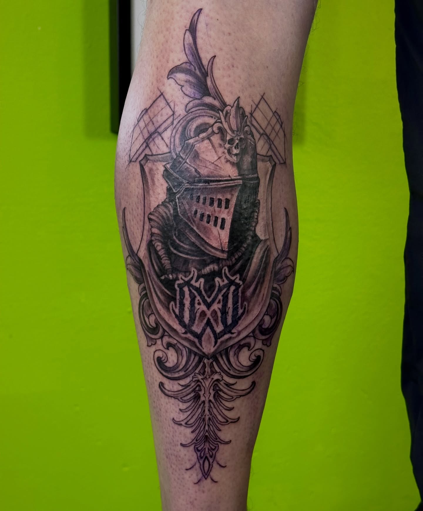 Family Crest, But Different ⚜️
⠀
– Full Progress –
⠀
fresh → stencil → healed → Little Extra 😉
⠀
#skullroxx #skullroxxstudios #tattoodüsseldorf #familycresttattoo #familycrest