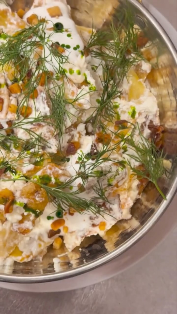 Egyszerű, laktató, őszinte. 🤍
A túrós csusza nálunk nem csak egy klasszikus a kínálatból. Ez az az étel, amit nem akartunk „újragondolni”, inkább tökéletesíteni.
Krémesebb, karakteresebb - pont olyan, amire visszavágysz.
#szépilona #szépilonabisztró #szeretnikellazéletet #buda #budapest