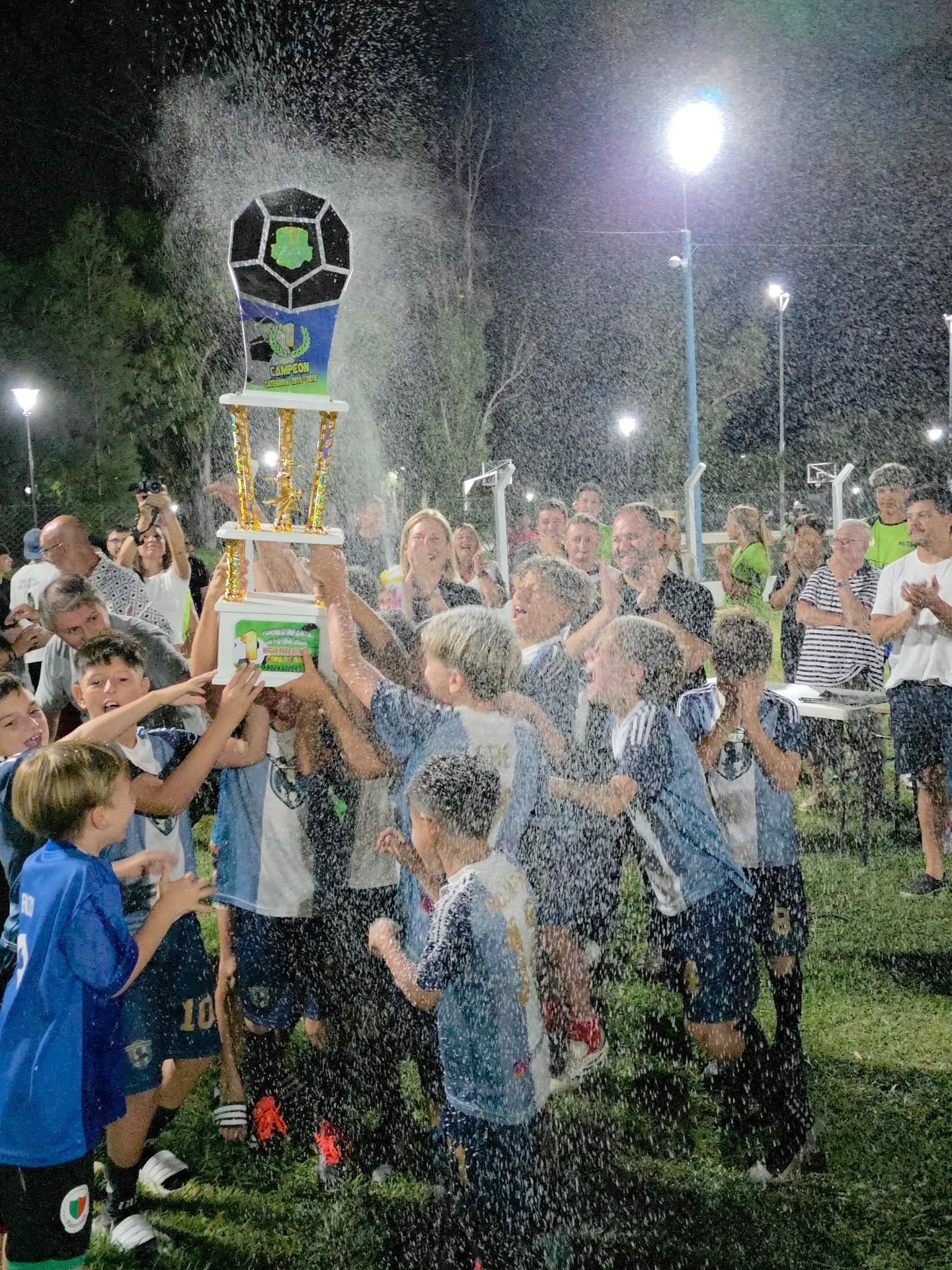 Vivimos el cierre del 27° Torneo de fútbol infantil del Hogar para el Niño en San Jorge ⚽❤️
Más de 200 chicos jugando, clubes acompañando y una comunidad entera unida por la solidaridad.
Porque acá no se trata solo de una copa: cuando el deporte ayuda a que otros chicos vivan mejor, cuando gana la solidaridad, ganamos todos.