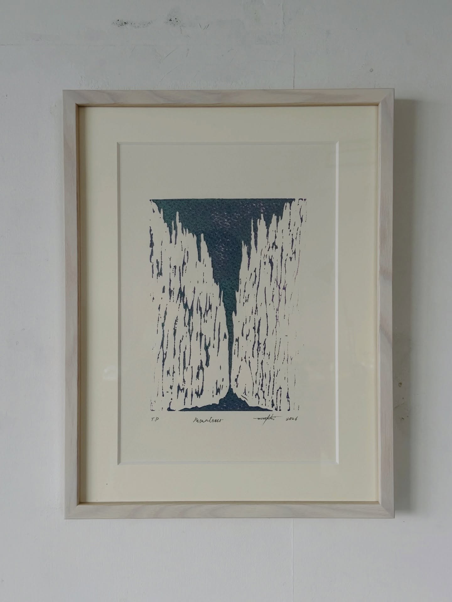 *
Pesanteur (Duochrome Violet Green)
リノカット版画
(2026)
額縁サイズ h.349×w.258 mm
水溶性絵具、紙
¥33,000
※お買い求めは、プロフィールからWebサイトのShop欄をご覧ください。
重力をテーマにした図像の版画作品です。リノカット版画は、リノリウムという柔軟な素材を版として使用し、