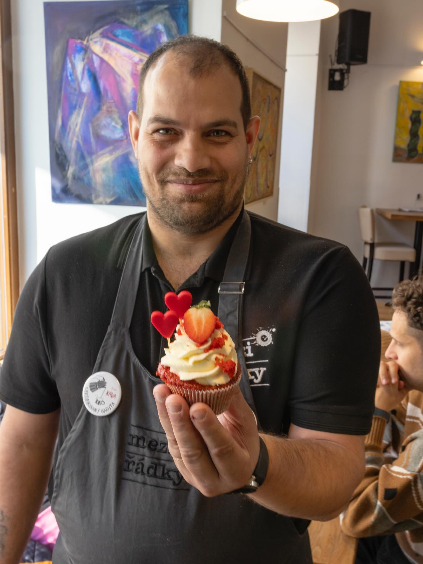 Květiny zvadnou 🌹.
Čokoláda zmizí 🍫.
Společná chvilka u kávy zůstane.
Valentýnské cupcaky 🧁a výborná káva ☕️.
Když rande, tak Mezi řádky. ❤️
#etincellecz #meziradky #kavarna #hendikepneniprekazka #valentyn