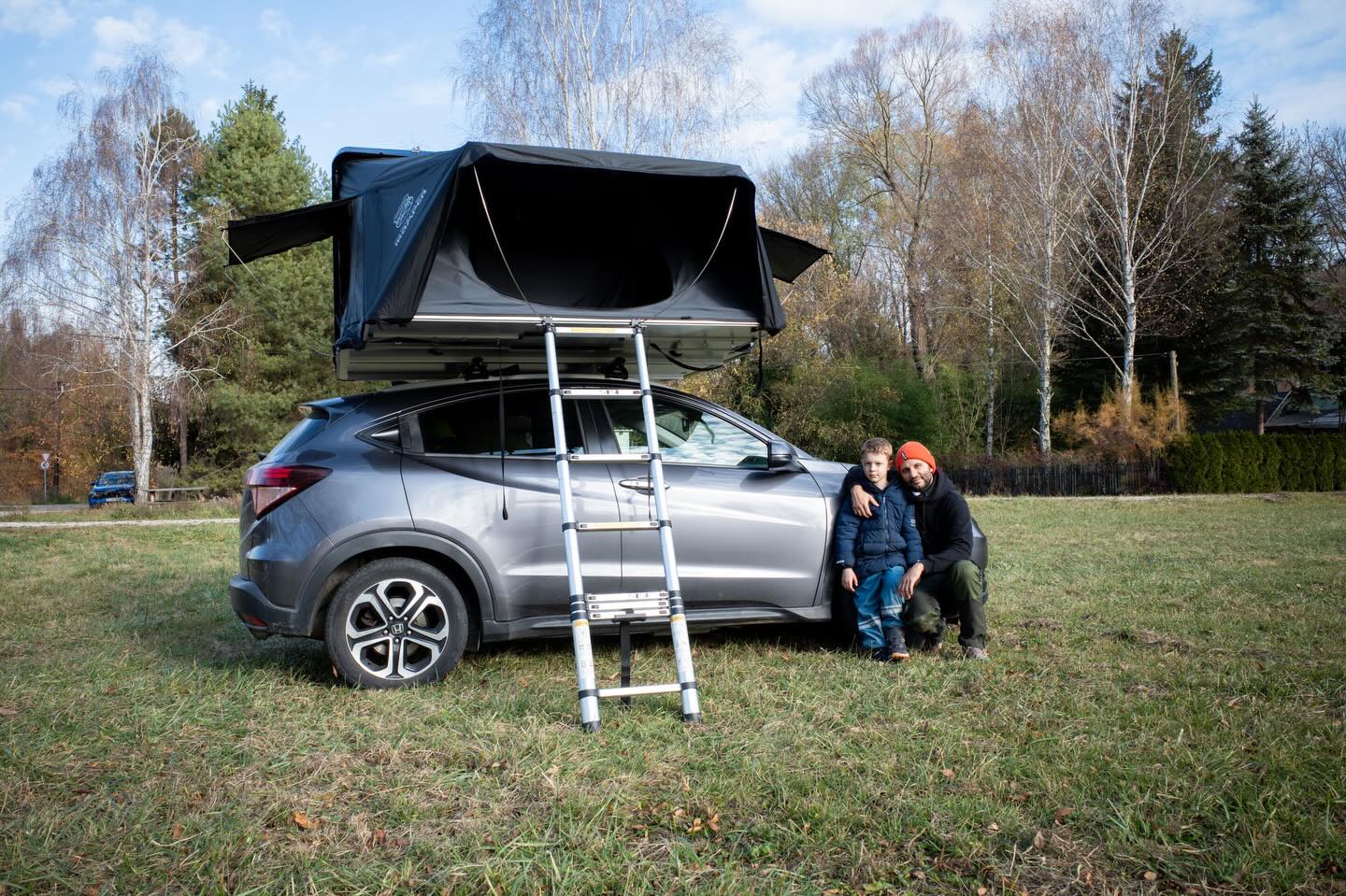 Őszi kirándulás tetősátorral, a színes köntösbe öltözött Bakonyba. 🍂🍁
A szabadban eltöltött idő mennyisége csökkenhet a jó idő múlásával, a minősége és az élmények száma azonban biztosan változatlan marad. Sőt..
Egy ködös, hűvös novemberi napon indultunk a Bakonyba egy hétvégi kempingezésre. Amikor az irány már nagyjából kirajzolódott, a részletek megtervezését az Avenza túra appja segítette. Az appban részletesen megrajzolt offline térképeket tudsz letölteni a különböző helyszínekről. A térképek között van ingyenes is, a kisebb-nagyobb Magyarország térképrészletek 1-15$-ba kerülnek. Mindenkinek ajánljuk! 👍
Mielőtt elértük volna első úticélunkat, Csőszpusztát, megálltunk a Dr.Hegyi Imre emlékparkban egy rövid pihenőre. A park egy helyi jelentőségű emlékhely, amely nemcsak egy személynek állít emléket, hanem a közösségi összefogás erejét is megmutatja.
Sokan azért szeretik, mert nem turistalátványosság, hanem egy csendes, eldugott hely, amit a természet szinte „körbeölel”.
Mivel a délutánból már nem volt sok hátra, indultunk is tovább a Hamuház felé.. 🚘
Ha kíváncsiak vagytok az egész útikalauzra, a weboldalon megtaláljátok. 😉
Link a Bioban!
#bakony #turatippek #avenza #tetosatorberles #ikamper