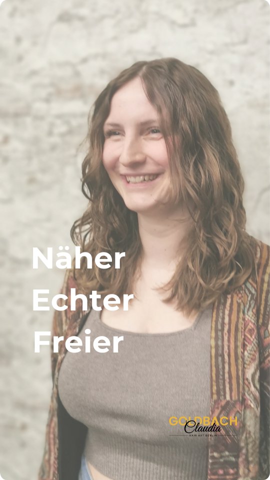 Von außen wirkt Veränderung oft wie ein Risiko.
Für mich fühlt es sich nach Heimkommen an.
Nach vielen Jahren mit eigenem Salon habe ich mich entschieden, einen neuen Rahmen zu wählen.
Nicht, weil etwas fehlte,
sondern weil sich etwas verändert hat.
Ich wollte näher bei mir sein. 💚
Bei meiner Handschrift. ✨
Bei meiner Art zu arbeiten. 💇🏼♀️
Bei meiner Vorstellung von Qualität. 💆🏻
Weniger Organisation. 😇
Mehr Fokus. 🙏
Mehr Zeit für echte Beratung. 💗
Mehr Raum für Präzision. 👏
Kein Rückschritt. 👌
Ein bewusster Schritt. 🎉
Weniger Kompromiss. 💯
Mehr Klarheit. 💚
Echter. Klarer. Freier. ✨
#friseurprenzlauerberg #veränderung #curlyhair
#unternehmerin #lockenfriseurberlin
