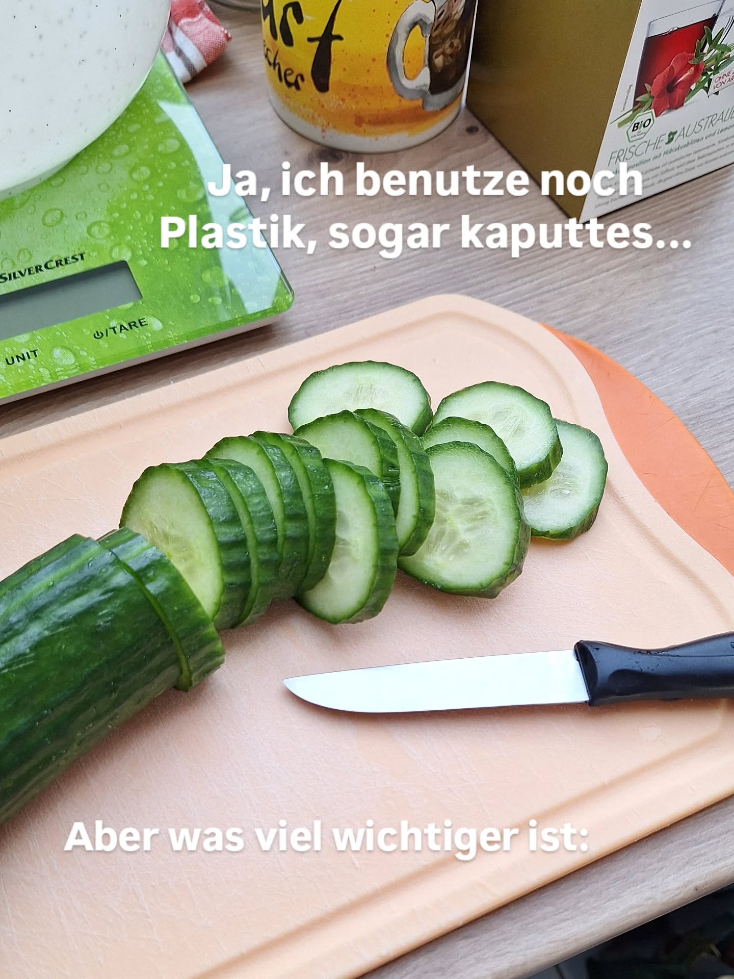 Auch wenn es ungesund ist... aber es gibt tausend andere Sachen, die mehr Einfluss auf deine Regeneration haben.
Wie das was auf dem Brett drauf ist ;)
Gesundes Essen, frische Lebensmittel, voller Energie und Kraft. Mit einer geballten Portion Nährstoffe und Flüssigkeit, die deine Zellen nicht nur versorgt, sondern wirklich tief in sie eindringt, um sie von innen heraus zu stärken.
Darauf achte ich mehr, als auf ein kaputtes Plastikbrett, was ich eben noch zu Hause habe seit ich klein war. Und ich habs trotzdem geschafft gesund zu werden und meine Schilddrüse zu heilen.
Ja, hormonstörendes Plastik sollte man besser vermeiden, aber es ist nicht alles...
Was du noch brauchst oder nicht brauchst, um deine Schilddrüse ganzheitlich zu heilen, lernst du in meinem Onlinekurs "Endlich Hashimoto-frei". Den Link findest du in der Bio 😘🫶
#hashimoto #schilddrüse #gesundheit #ernährung #plastik #hormone #ganzheitlichheilen