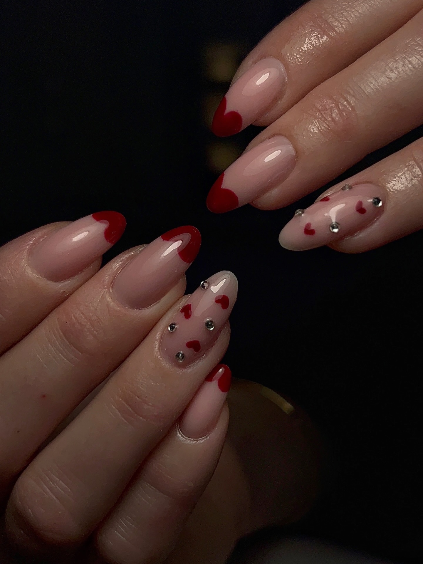 Saint-Valentin… ou pas 🙈
Parce que le rouge et les cœurs, ça ne se porte pas qu’une fois par an 💌✨
Cette pose, on est d’accord… elle fait l’unanimité ? 💅🏼