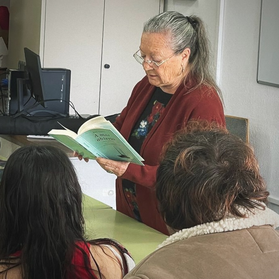 TALLER LITERARIO 📖
Hoy, nuestra querida y admirada, Elsa López, ha visitado el IES La Laboral, y su palabra encontró un público atento y curioso 👀 ✨
El alumnado disfrutó de un encuentro cercano donde la literatura se volvió experiencia compartida 🤩
Un diálogo directo con las generaciones más jóvenes, que escucharon, preguntaron y se dejaron llevar por la fuerza de la palabra.
Una mañana para recordar.
¡Gracias por el entusiasmo!
🤝Colabora:
@lalagunacultura
@lalagunaayto
@adrian.del.castillo