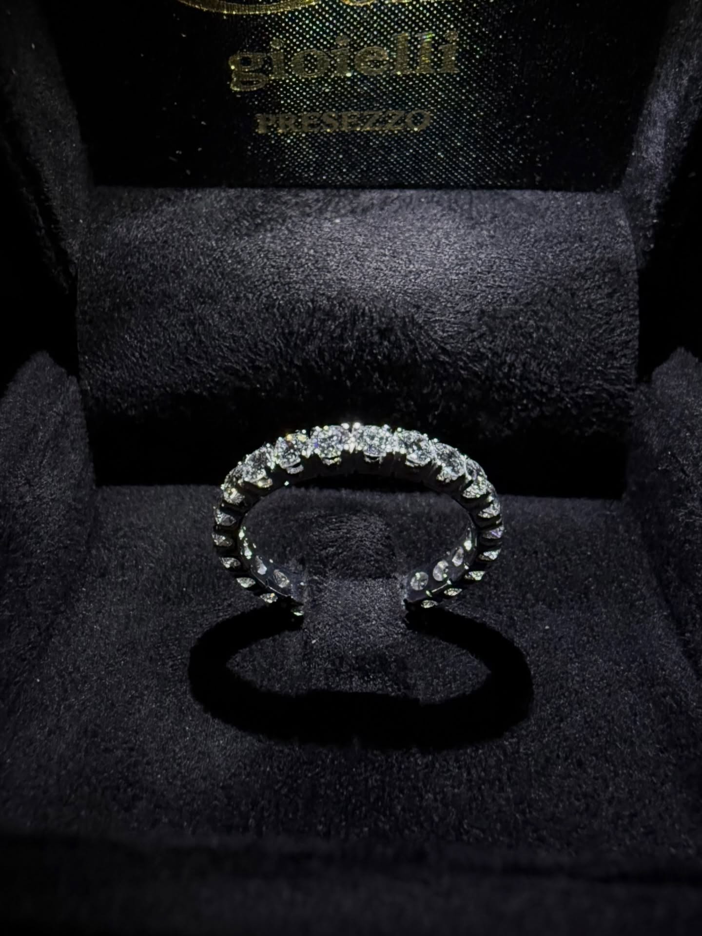 Anello giro dito realizzato nel nostro laboratorio.
Oro bianco 18k e diamanti naturali taglio brillante.
Contattaci per realizzare il tuo prossimo gioiello!
#oro #oro18k #gioielli #handmade #anello