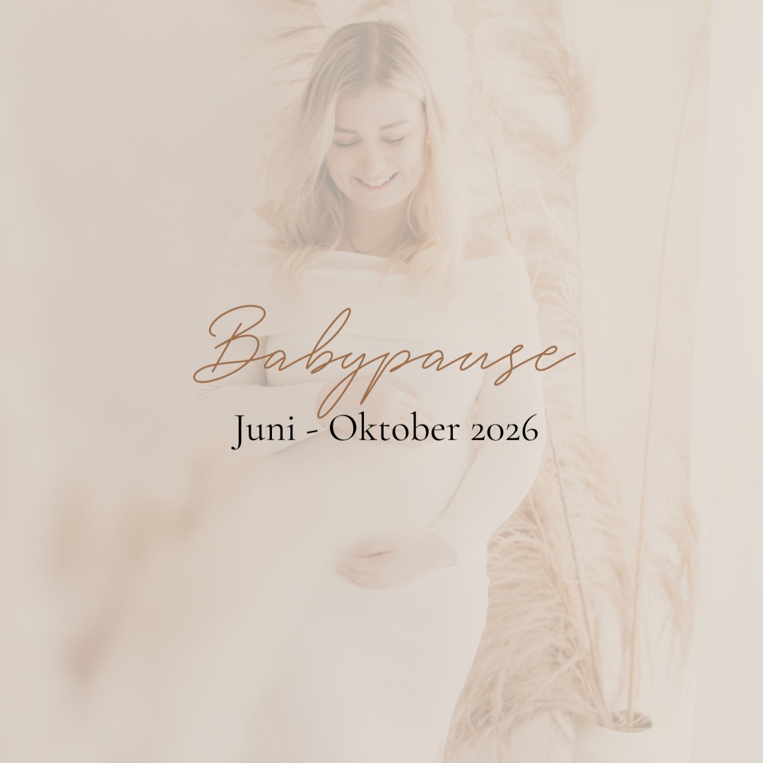 Ihr Lieben,
da mich aktuell viele Anfragen für den Sommer 2026 erreichen, möchte ich es auch ganz offiziell teilen:
Ich werde mir von Juni bis Oktober eine Babypause nehmen. 💕
Für Termine davor und danach könnt ihr mich selbstverständlich sehr gerne anfragen.
Danke für euer Verständnis und eure lieben Nachrichten. 🥰