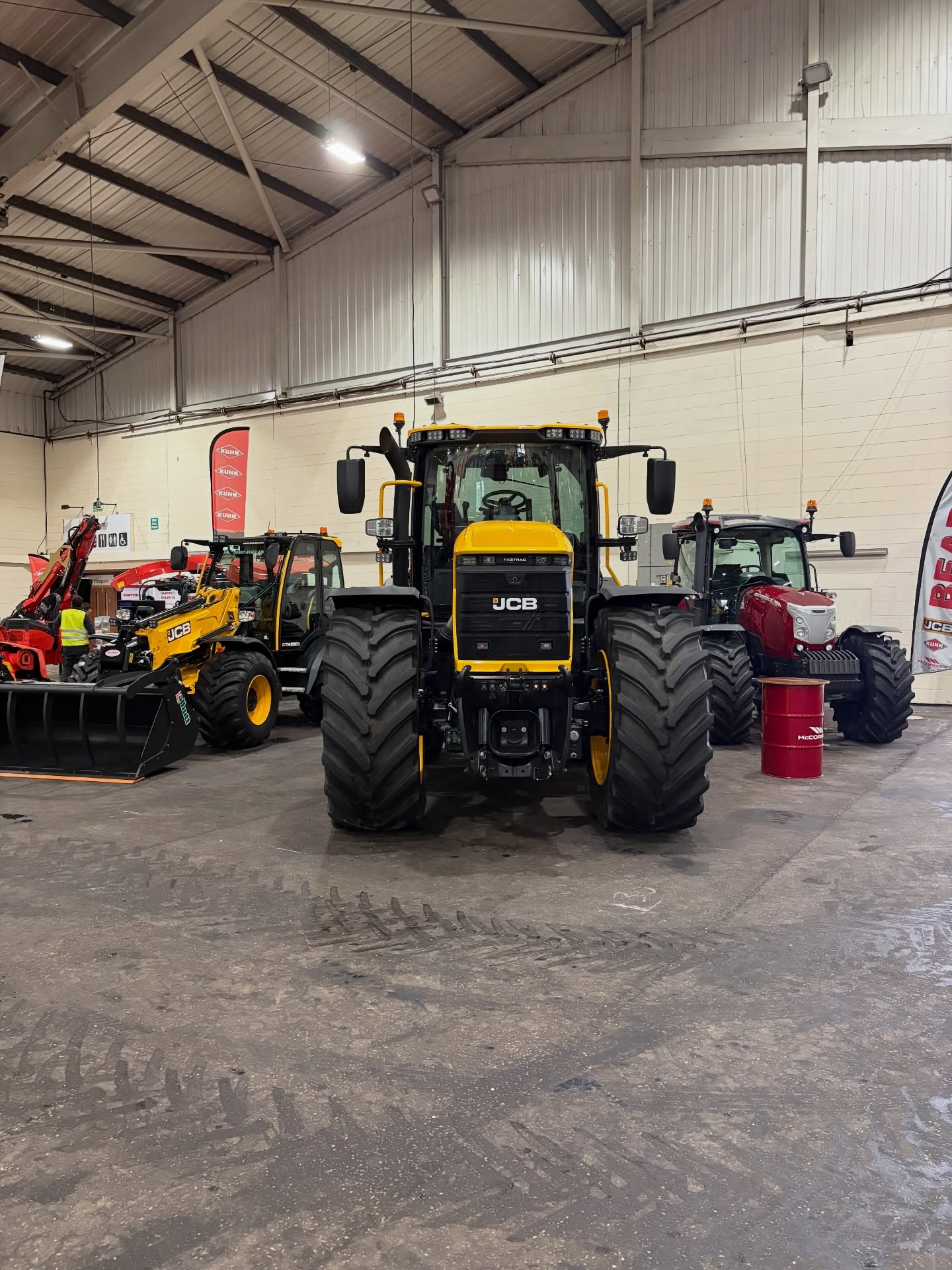 Set up and Ready for a great day at the @westcountryfarmingshow Tomorrow, Doors open at 9am …. Free Entry, come along and say hello !
Great selection of machines on show from @jcbagriculture Including the all new Fastrac 6000 🤝
See You there.