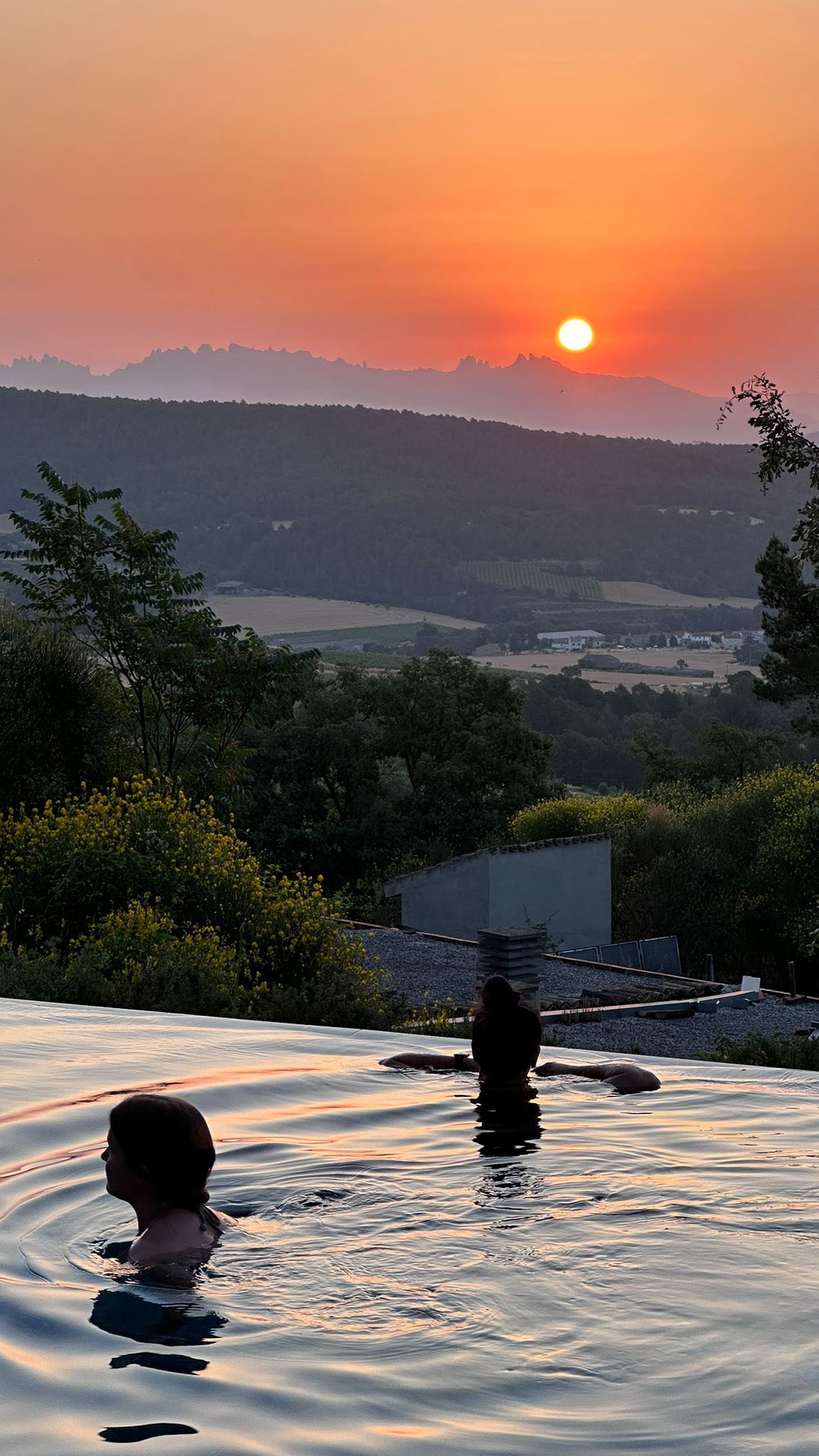 Nature has this gentle way of bringing me back to what’s real. The light through the trees, the smell of the air, the feeling of being small in something so vast. In these moments, nothing is missing. I’m not behind, I’m not chasing, I’m just here. 🥹