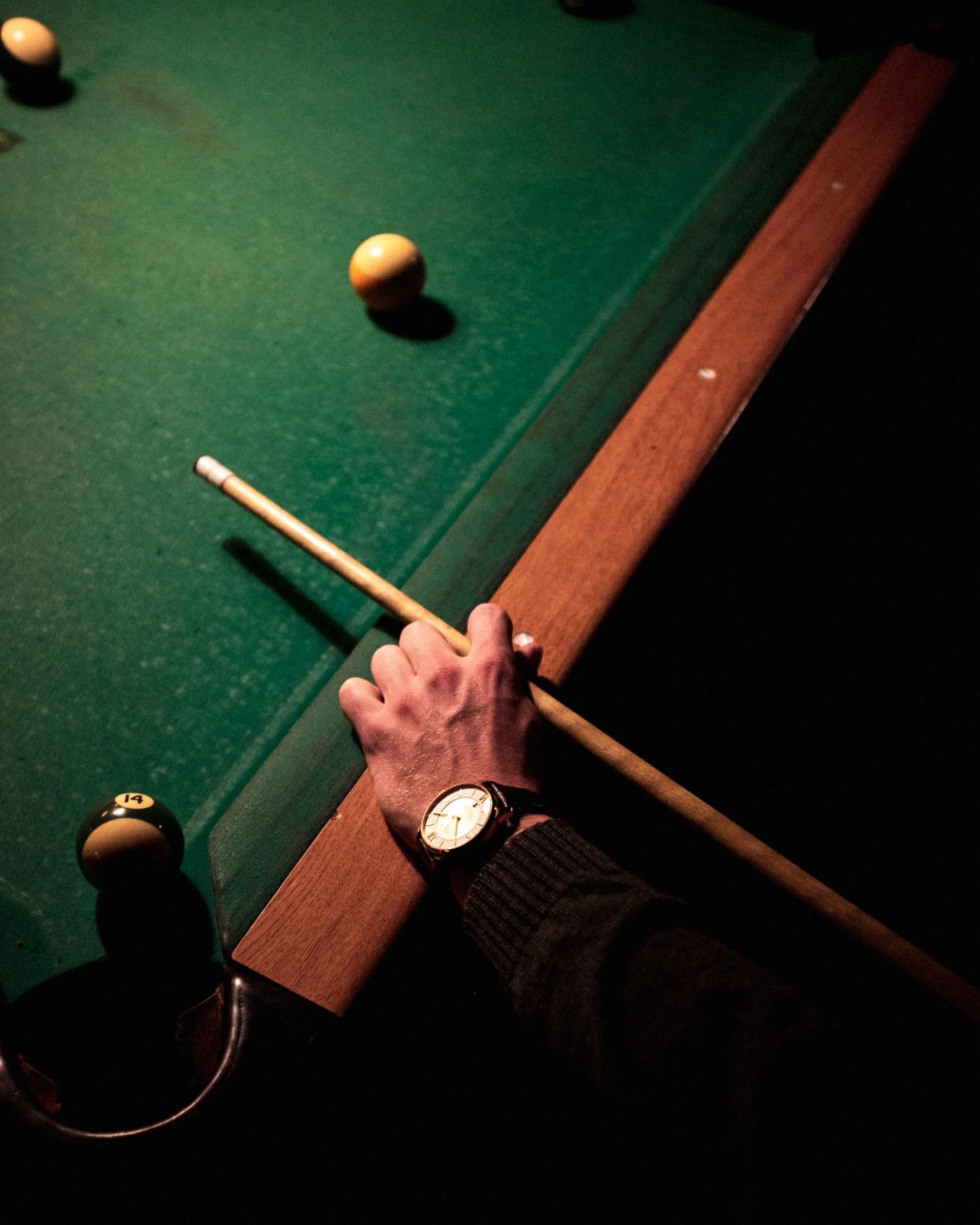 🎱 Il ne comprenait pas pourquoi son bras tremblait.
En compétition, surtout en match par équipe,
son bras se mettait à trembler au moment le plus important !
Physiquement, rien à signaler. Techniquement, il savait jouer. Et pourtant… son corps ne suivait plus.
En séance, on n’a pas cherché à “contrôler” le tremblement. On a cherché à comprendre ce qu’il racontait.
On a découvert une peur bien précise, mais jusque-là invisible. La peur de mal jouer, parce que si il joue mal, il peut perdre sa place dans l’équipe et surtout être rejeté… et ça, ça fait peut inconsciemment.
Cette peur-là, il ne l’avait jamais formulée. Mais son corps, lui, l’exprimait très clairement. La pression n’était pas le problème. Elle était la conséquence.
En mettant des mots sur ce mécanisme,
en comprenant ce qui se jouait réellement derrière ses tremblements, quelque chose s’est apaisé.
Quelques semaines plus tard, il est revenu avec un retour :
👉 lors de sa dernière compétition… son bras n’a plus tremblé 😁
Ce n’est pas magique. Ce n’est pas un hasard. C’est ce qui se passe quand on identifie ce qui bloque à l’intérieur, au lieu de lutter contre les symptômes.
Le travail c’est d’apprendre à comprendre, parce qu’on ne peut pas agir sur quelque chose que l’on ne comprend pas et que l’on a pas identifié 😌