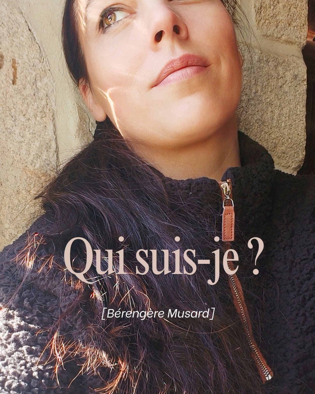 Je ne me savais pas médium même si dès 4 ans je prenais le thé avec les fantômes aux dires de ma mère.
À 16 ans, je traverse une grosse dépression. Je me sentais inutile, transparente, brisée et perdue dans ce monde. L’agoraphobie m’empêchait même de sortir.
J’ai enchaîné les études de com’, la radio, des boulots par-ci par-là (Infographie, voix pub, photographe…), jamais plus de 2 ans au même endroit.
Puis mes enfants sont arrivés. Et avec eux, l’épuisement total besoin de renouveau.
C’est là que j’ai rencontré un magnétiseur qui a remonté mes énergies et m’a dit :
« Tu es faite pour faire du soin. Va faire du soin. »
J’ai tout lâché.
Mon premier soin ? Par hasard, au poignet d’une femme. Elle m’a envoyé tous ses contacts. En 6 mois, j’avais une clientèle pleine.
Ensuite : vidéos YouTube, formations, apprentissages (magnétisme, tarot, numérologie, PNL… et neurosciences). J’adore me former, comprendre, apprendre et travailler sur moi.
J’ai traversé une trahison professionnelle qui a failli tout détruire. J’ai eu mal. Très mal. Mais je suis un phénix : je me relève toujours !
Aujourd’hui, j’ai accompagné plus de 2500 personnes à développer leur médiumnité de façon précise et ancrée.
J’ai écrit 2 livres (sur les blocages émotionnels et le lâcher-prise).
Lorsque Gaia m’a contactée pour une Masterclass sur l’akasha : Whouahou… quel bonheur !
Et je continue d’enseigner, d’accompagner, de transmettre ce que j’ai appris dans la vraie vie, pas dans les livres perchés.
Ici, on ne fait pas de magie rose bonbon.
On calme les émotions pour libérer l’intuition.
On devient précis, puissant, utile… sans se prendre pour un gourou.
Tu veux développer ta médiumnité de façon réelle ?
Tu veux des réponses claires à tes questionnements ?
Tu veux te sentir enfin alignée, confiante, vivante ?
Mes offres sont là pour ça :
→ Formations en ligne (débutant → expert)
→ Accompagnements individuels
→ Livres
→ Masterclass Gaia
Lien en bio pour tout découvrir.
Si tu te reconnais dans ce parcours cabossé mais vrai, viens. On avance ensemble.
❤️