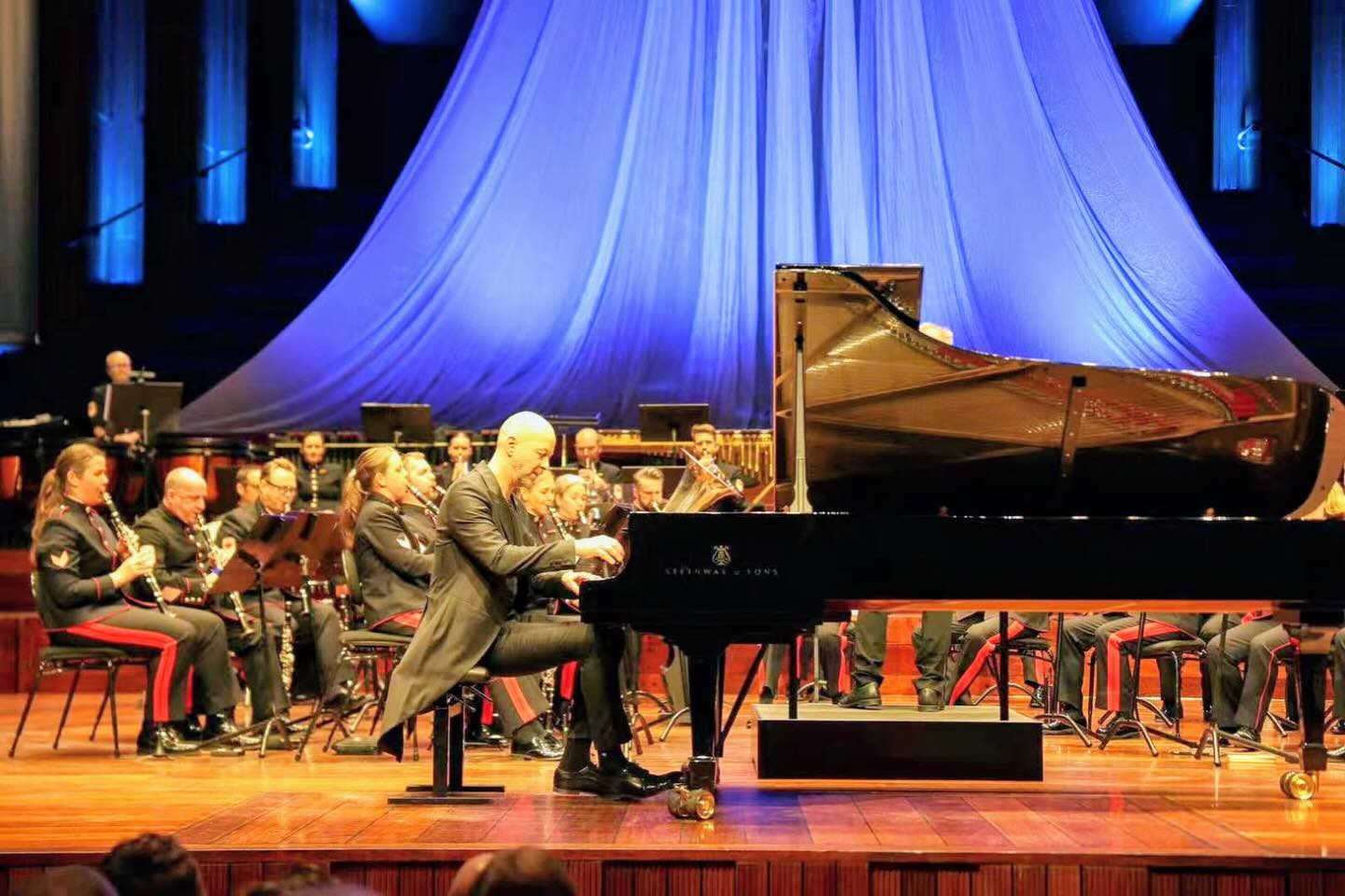 «Rhapsody in Blue» with @stabsmusikken and Arvid Engegård at Aftenpostens New Years Concert 2026. photo: Yun Bai. #classic #gershwin #oslokonserthus #piano #ogde