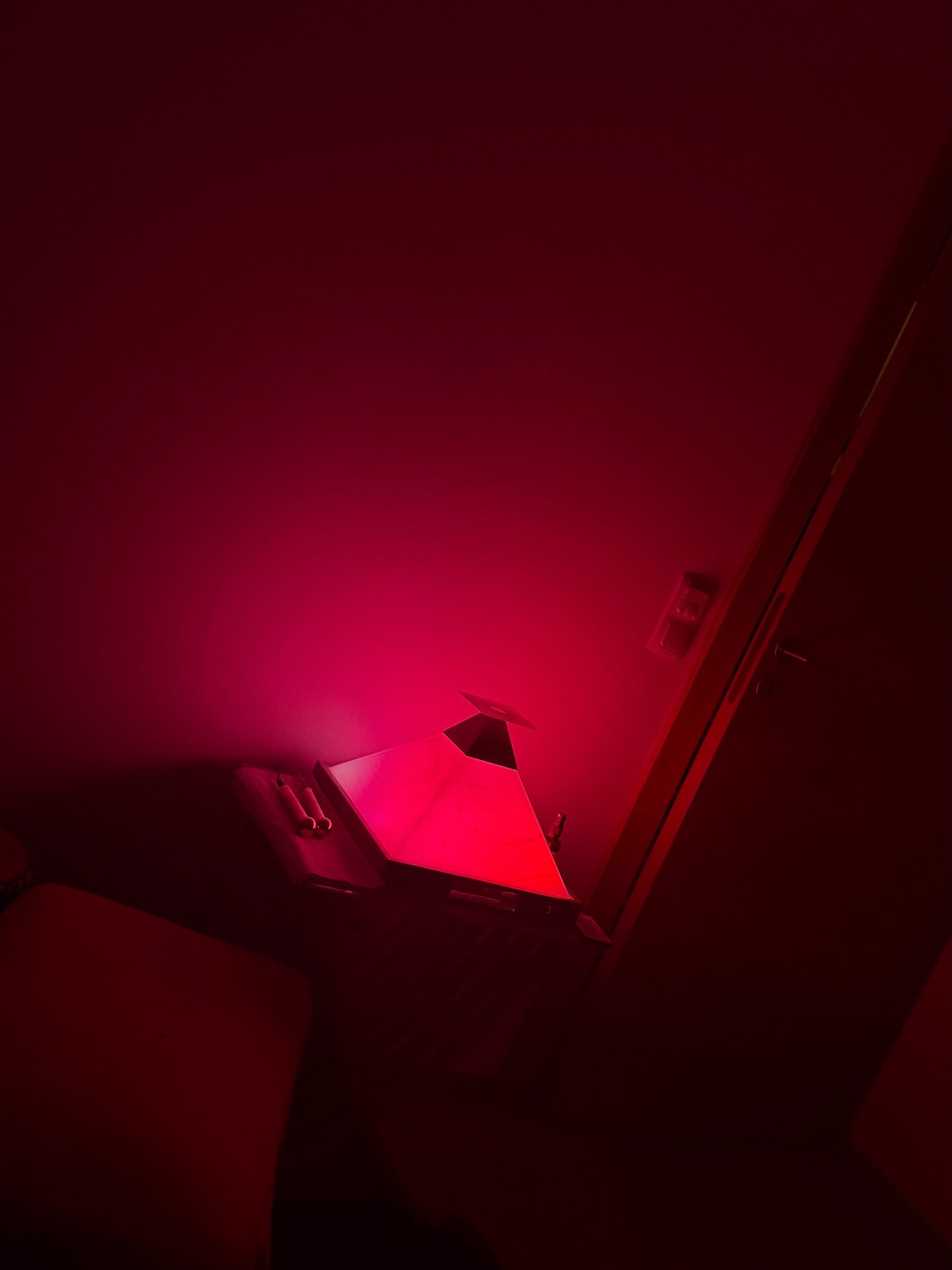 ✨ Schwingung ist Leben ✨
Jede Zelle in deinem Körper kommuniziert über Frequenz.
Alles in dir ist Bewegung. Rhythmus. Resonanz.
Wusstest du, dass bestimmte Hertz-Bereiche unterschiedliche Prozesse im Körper begleiten?
🌿 1–5 Hz – tiefe Regeneration & Entspannung
🌿 8–15 Hz – Konzentration & innere Sammlung
🌿 20 Hz – Durchblutung & Versorgung
🌿 25–30 Hz – Unterstützung des Zellstoffwechsels
🌿 höhere Frequenzen – Aktivierung & Dynamik
Dein Körper ist kein starres System.
Er ist ein schwingendes Wunderwerk.
💚 In meiner Praxis arbeite ich seit 18 Jahren mit dem MAS – Magnetfeld System.
Als sanfte Ergänzung zur Behandlung.
Als Impulsgeber für Regulation.
Als Möglichkeit, dein System wieder in Balance einzuladen.
Manchmal braucht es keinen Druck.
Sondern einen feinen, klaren Impuls.
Vielleicht ist es genau das, was dein Körper gerade sucht.
✨ Wenn du bei deiner nächsten Behandlung eine zusätzliche Ebene der Unterstützung möchtest – sprich mich gerne auf das Magnetfeld-System an.
Dein Körper weiß mehr, als du denkst.
Und manchmal reicht ein neuer Rhythmus, damit er sich erinnert.
Mitakuye Oyasin 🤍