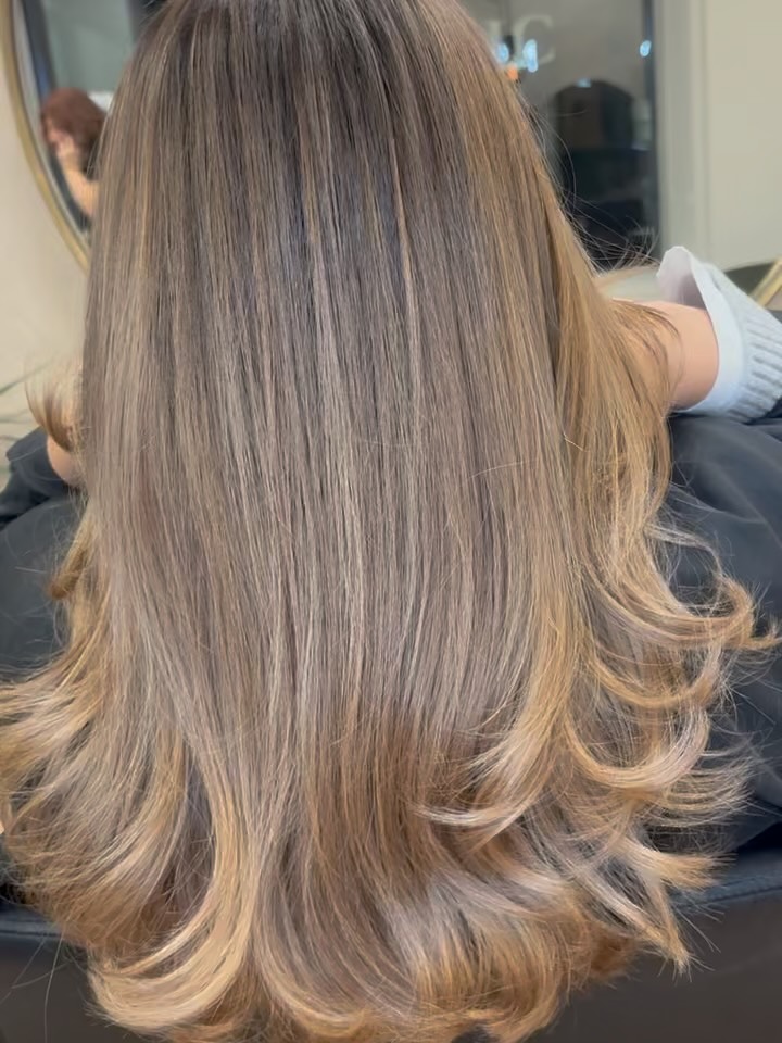 Natural Balayage made by Laura 🖌️🎨
Du willst heller werden, aber trotzdem du selbst bleiben?
Dann ist eine natürliche Balayage genau das Richtige.
Sanfte Übergänge, weiche Reflexe und ein Ergebnis, das nicht „gefärbt“, sondern einfach frisch und lebendig aussieht. ✨
„Lust auf dein eigenes Glow-Up?
Sichere dir jetzt deinen Termin – Link in der Bio. 💫
#balayage #balayagemünchen #naturalhighlights #friseurmünchen #schwarzkopfprofessional