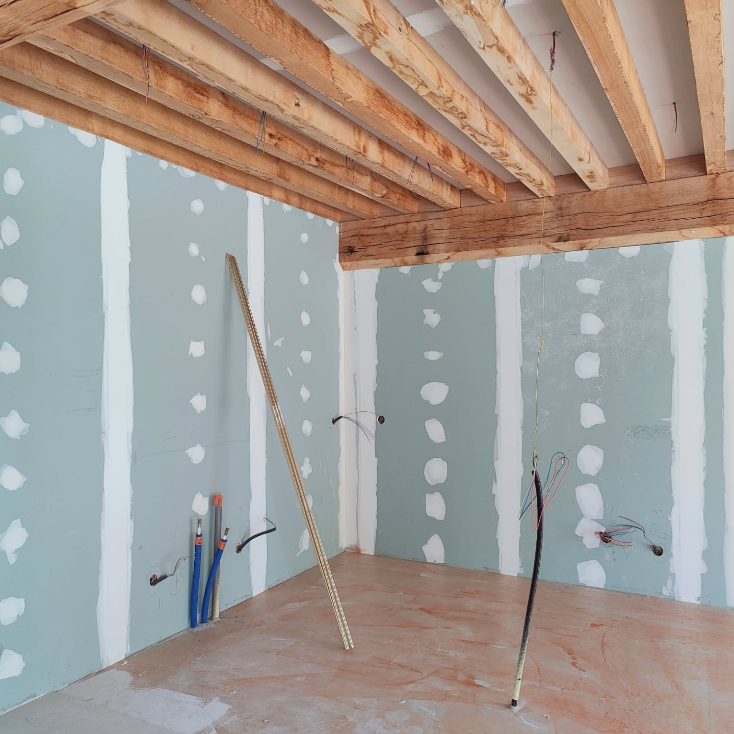 Suite du reportage photo du projet maison Normande.
#architectureinterieure
#architecteinterieur #interiordesigner #travaux #chantier