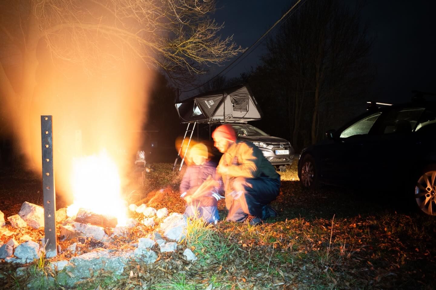 Egy hideg novemberi éjszaka elmaradhatatlan kellékei a Bakonyban: tábortűz, szalonna, bagolyhuhogás, tetősátor belső szigeteléssel. ❄️🔥🥓🏕️
Mivel éjszakára -1, -2°C-ot írtak, ezért vittük magunkkal a sátor belső szigetelő rétegét is, hogy ne fagyjunk meg éjszaka. A hőszigetelő ponyva könnyen rögzíthető a sátor belsejében, két rétegű légáteresztő polipamut anyagból készült és kényelmes atmoszférát biztosít. Mindhárom ablak, valamint a fő ajtó is felcsavarható, így jól lehet szabályozni a belső klímát.
A sátorban hárman is kényelmesen elfértünk, a hálózsákok és plusz pokrócokkal együtt. Éjszaka mindannyian arra ébredtünk, hogy nagyon befűtöttük a tetősátrat.
Tapasztalataink szerint ez a jó minőségű hőszigetelő ponyva akár ~5–10 °C-kal is emelheti a sátor belsejében lévő hőmérsékletet a kintihez képest. 👌
Amikor az idő hidegebbre fordul, de mégis vonz az őszi erdők szépsége és nyugalma, nálunk megtalálod a megfelelő felszerelést a kempingezéshez. ⛺🍂
#kisgyón #vadkemping #turatippek #tetosatorberles #ikamper