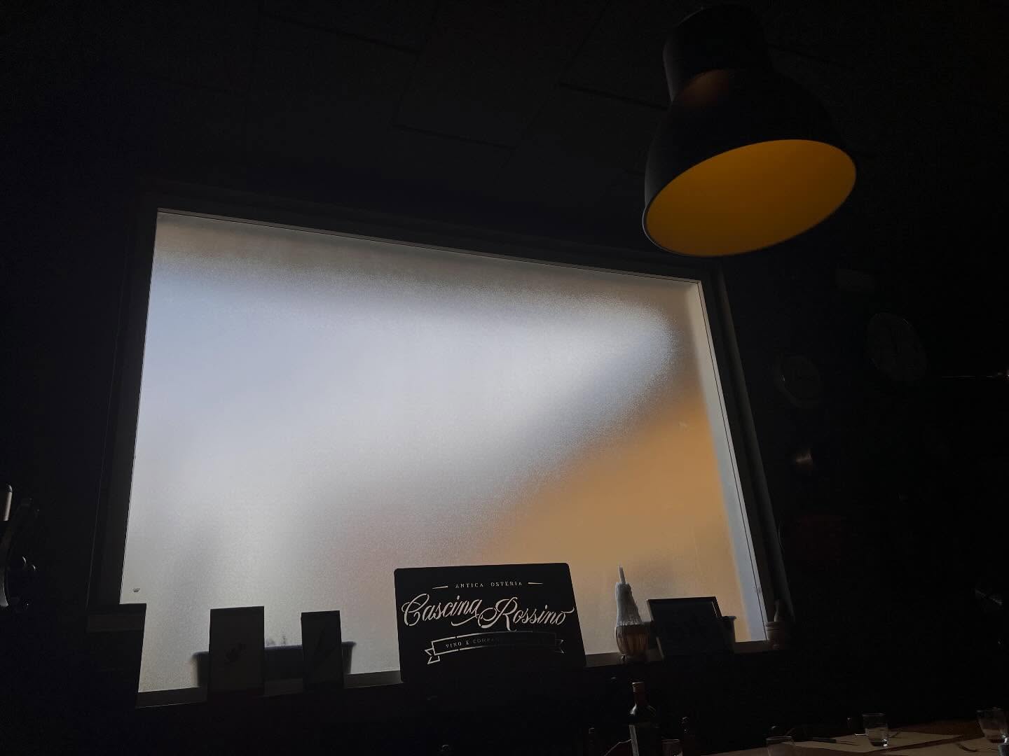 “Veh, dà on colp de telèfon prima… che inscì semm pussee tranquii.”
Una telefonata al nostro numero fisso e il tavolo è vostro.
Così ci godiamo la serata insieme, senza fretta. 🍷