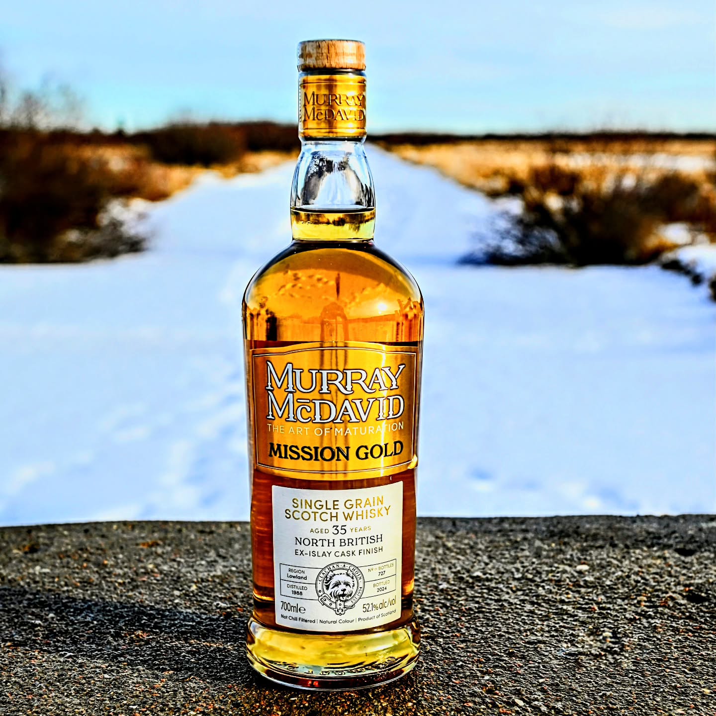 And now for something completely different.
This right here is a e5 year single grain from North British Distillery, distilled in 1988 and aged in a refill hogshead. Then it happened....
The fine folks over @murraymcdavid transferred the single grain into a cask that had matured an Islay malt. They then bottled it at cask strength of 52.1% abv and eventually this bottle found its way to me.
Would you want to taste a single grain with a smokey edge to it?
.
.
.
.
.
#whisky #singlegrain #northbritish #islay #smoke