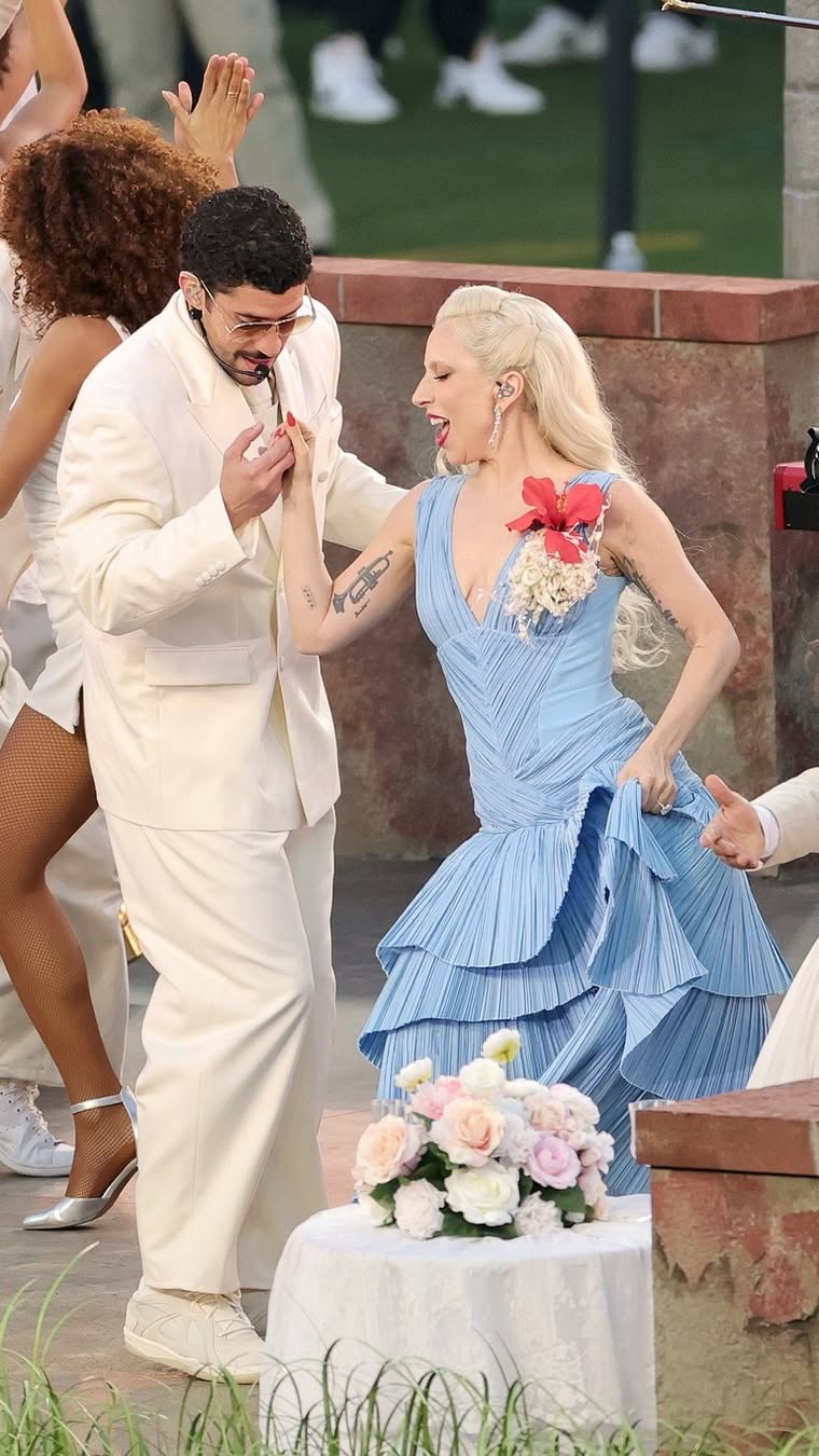 MOMENTO INoLVIDABLE. @badbunnypr x @ladygaga 🏈🎤