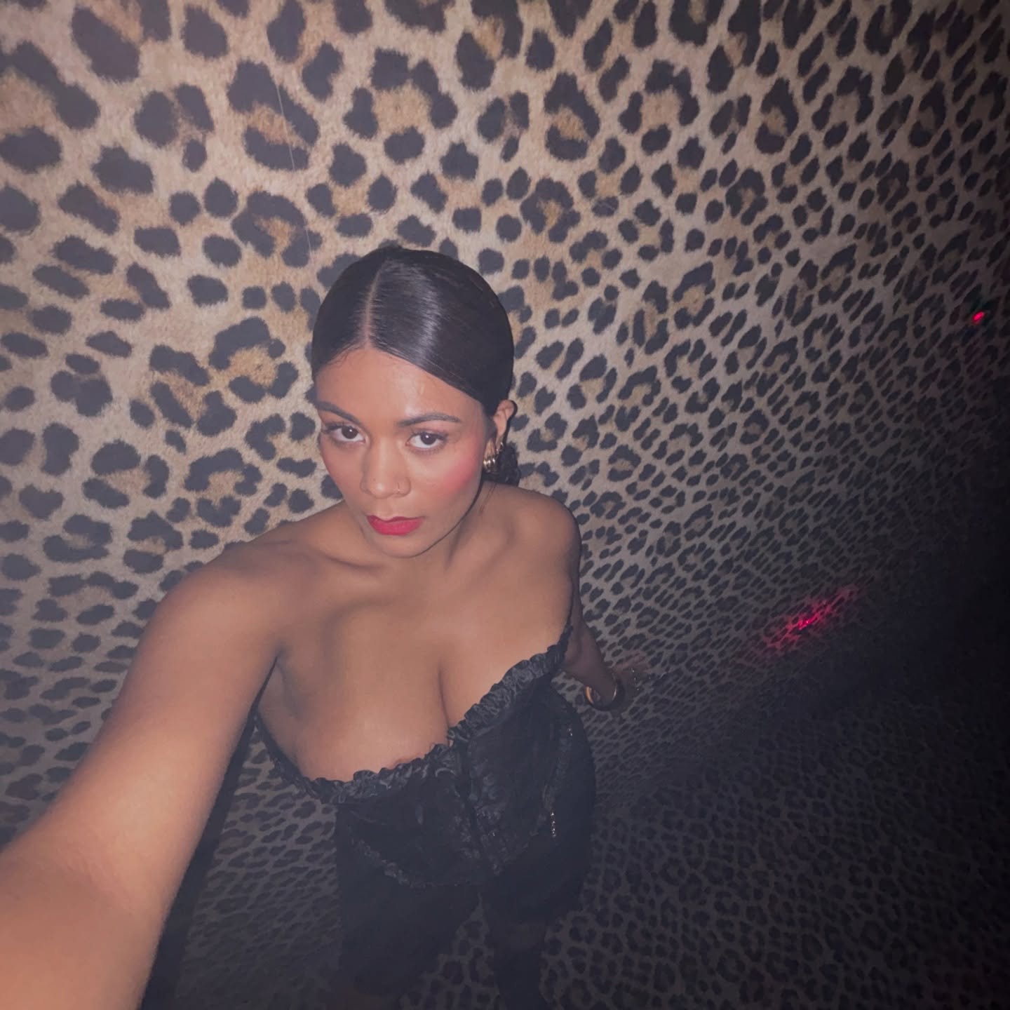 CUPID IS THE ONE TO BLAME 💋🏹👼🏾 L’ange là a visé juste à Bruxelles 💘🔥🇧🇪
Merci @__sip_it @_loutreutts @lakalachnikova et @dreadury pour cette nuit électrique et magnifique…
Vous étiez dangereusement sexy 🖤
Mixer pour vous à la Saint-Valentin était un pur plaisir.
Bx, vous avez du goût 😌🌹
STRIPPER GOT TALENT 👠