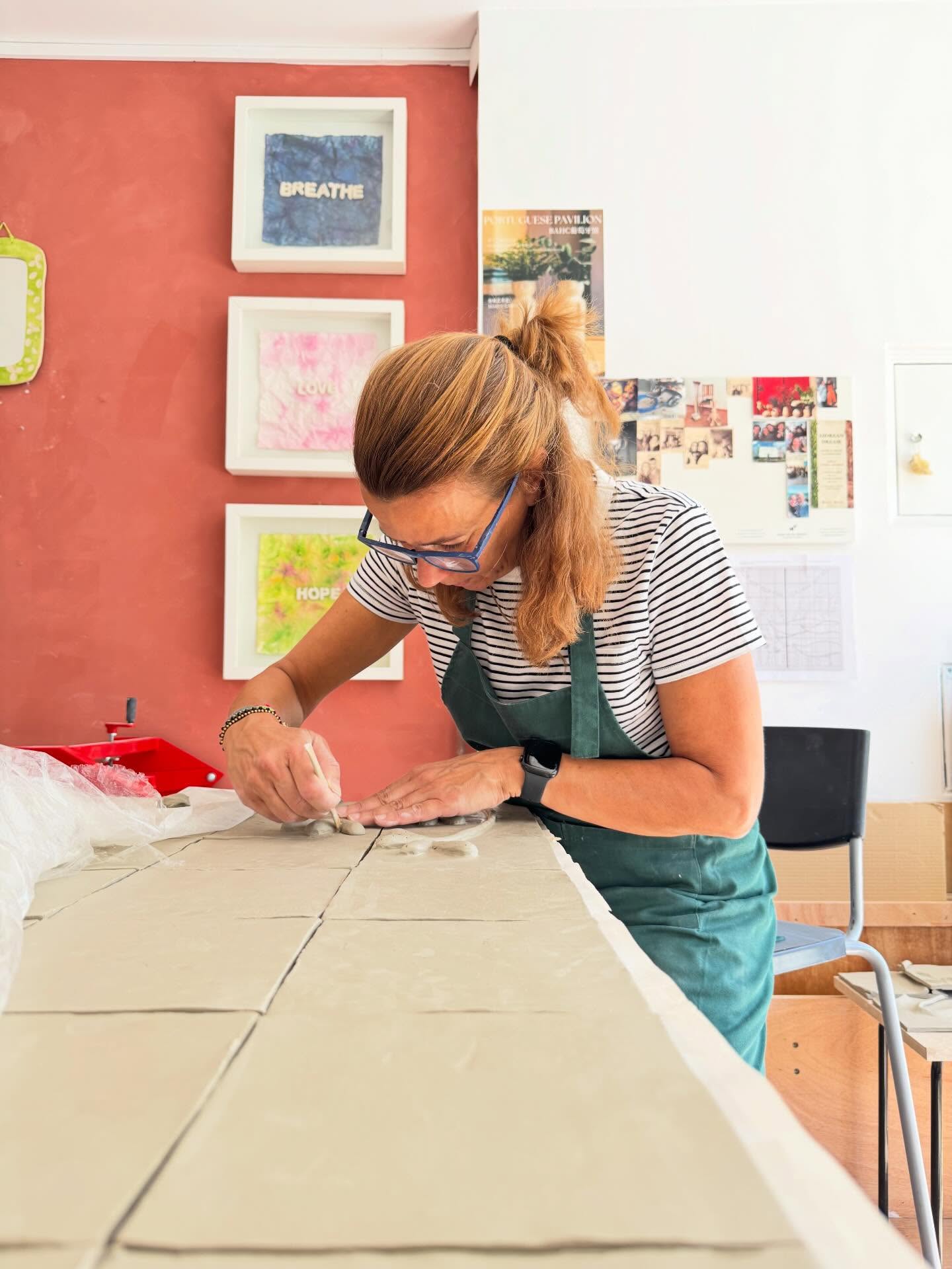 “O Pinheirinho é o lugar onde a paisagem e o estilo de vida se misturam em paz, desde a costa dourada até os pinheiros imponentes - cada momento é seu para saborear.”
.
Produção do painel
.
.
.
#mariacastelbrancoceramic #tiles #handmade #pinheirinhocomporta #oneofakind