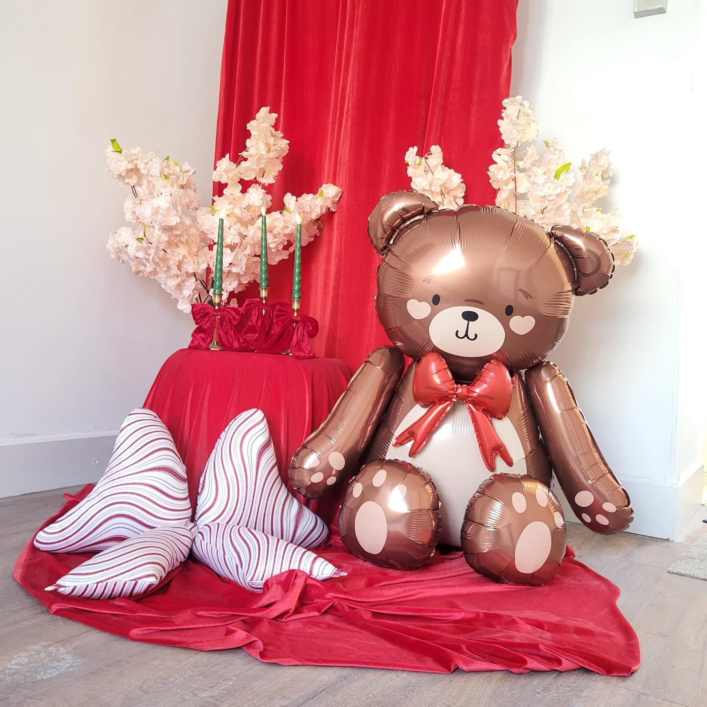 Love is in the air 🎈🧸
… literally