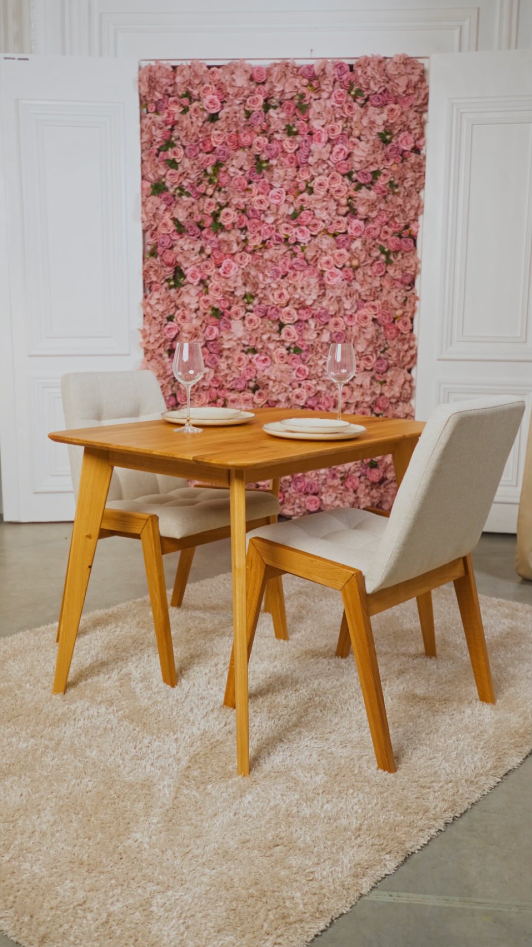 Zestaw, który rozjaśnia małe wnętrza ✨
Stół Smart i krzesła Sydney to eleganckie rozwiązanie do niewielkich przestrzeni, w których liczy się światło, lekkość i swoboda ruchu. Stół Smart jest kompaktowy i subtelny, a jednocześnie tworzy przytulne miejsce na codzienne posiłki i spotkania.
Krzesła Sydney bez podłokietników dodają wnętrzu lekkości – łatwo je przestawić, dosunąć do stołu czy odsunąć, pozostają przy tym wygodne i przyjemne w użytkowaniu. To zestaw, który nie przytłacza, tylko wypełnia przestrzeń ciepłem i harmonią.
💰 Cena stołu po rabacie: od 1 688 zł
💰 Cena krzesła po rabacie: od 949 zł
Odwiedź salony COZY WOOD w Gdańsku i Łodzi lub skontaktuj się z nami – pomożemy stworzyć przestrzeń, do której naprawdę chce się wracać 🩷
*Promocja trwa do wyczerpania zapasów magazynowych.