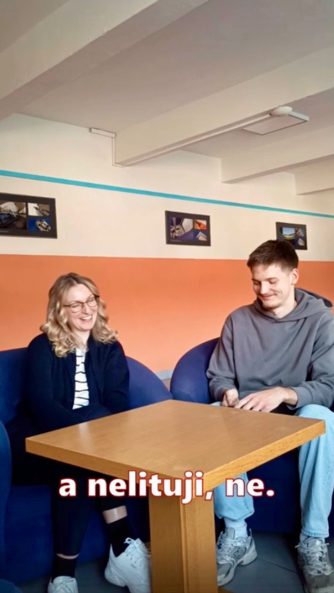 Kdyby se pozitivní energie a nálada dala krájet, tato dáma ji rozdá celé Kanadě a ještě jí zbyde větší polovina. Dovolte Matějovi z EL3 představit vám naši milou učitelku ekonomiky a odborných předmětů, paní Markétu Szlauerovou! 💛