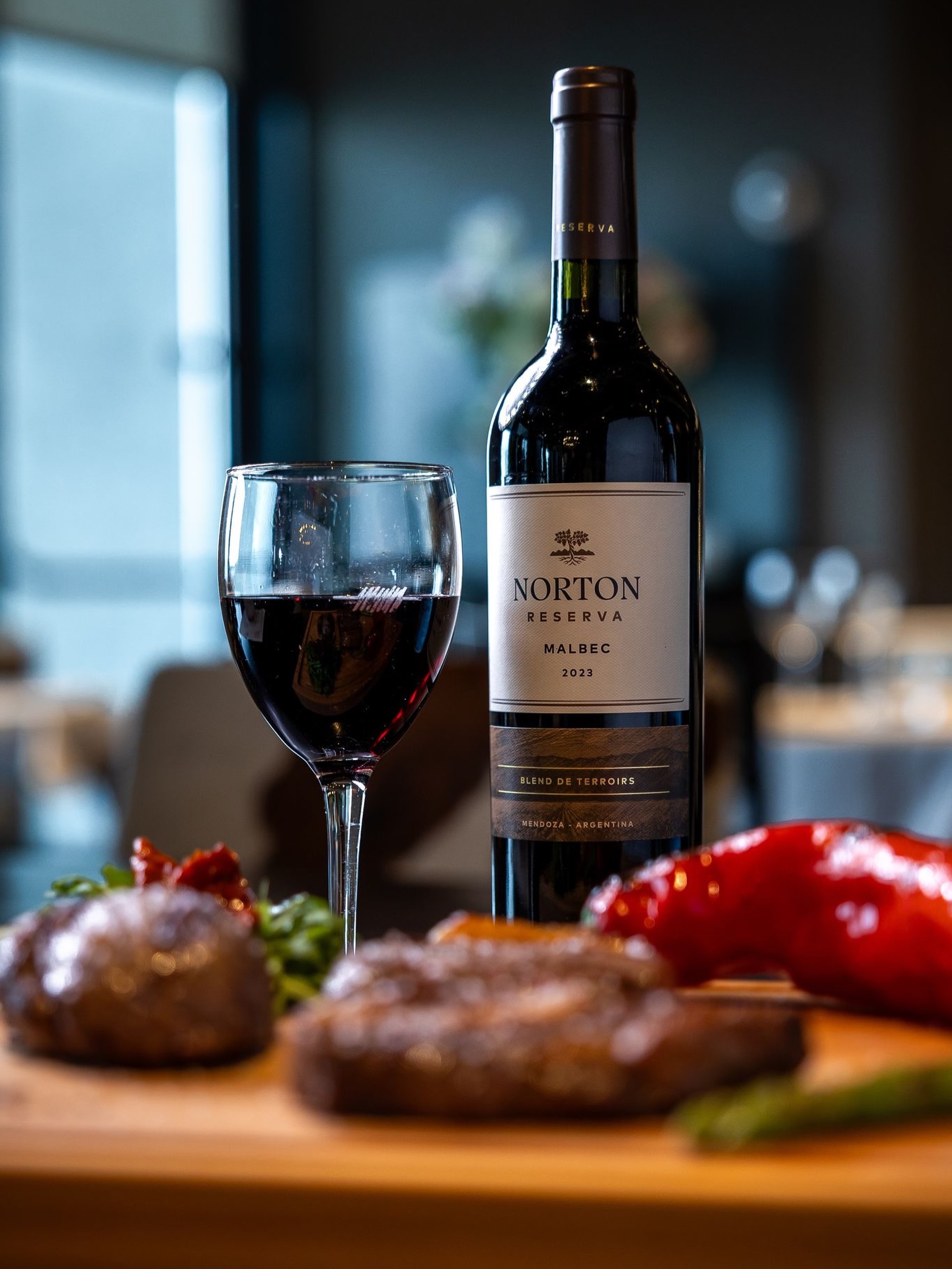 Waarom kiezen… als alles op één bord kan? 🔥
Onze Gaucho Selección brengt drie Argentijnse klassiekers samen.
Bife de Cuadril voor de pure, volle vleessmaak.
Bife de Chorizo voor sappigheid en karakter.
Bife Ancho voor marmering en zachtheid.
450 gram premium Argentijns rundvlees.
Heerlijk met een glas Malbec Reserva.
Waar wacht je nog op? 🍷🔥
#gauchos #gauchosgrill #argentijnsvlees #steaklover #asado