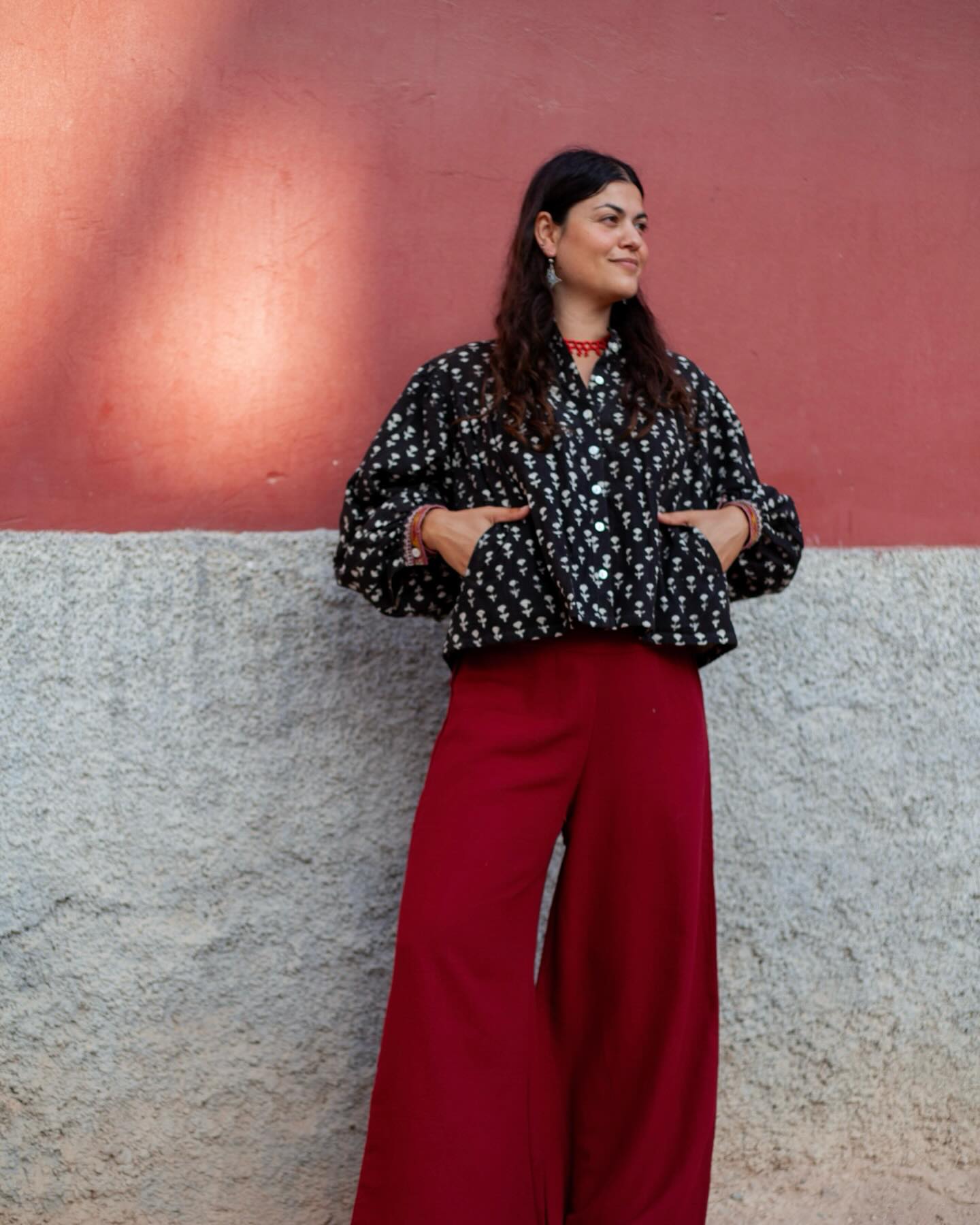 The Kali Durga Dabu Blouse ❤️ Block printed using the traditional Dabu technique where mud is used to print, to resist the fabric from dyeing on certain areas. Finished with antique hand embroidered cuffs and cute shelves buttons ✨ Als available in ochre & indigo in store!
Worn by lovely @christinegialamatzi
