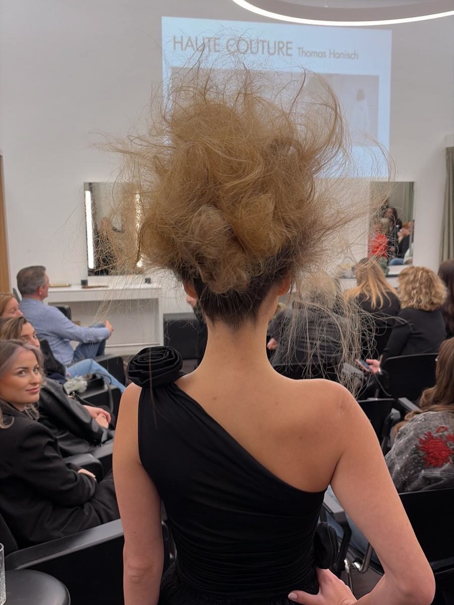 Fashion Week Vibes ✨
Unser Team war in Klagenfurt beim Fashion Week Seminar und hat die neuesten, ausgefallenen Trends entdeckt.
Ready to bring the Runway in den Salon 💇♀️🔥
Danke für die wunderbare Vorstellung @theo_dimitri_hair
#FashionWeek #TrendUpdate #HairTrends #RunwayHair #HairInspiration