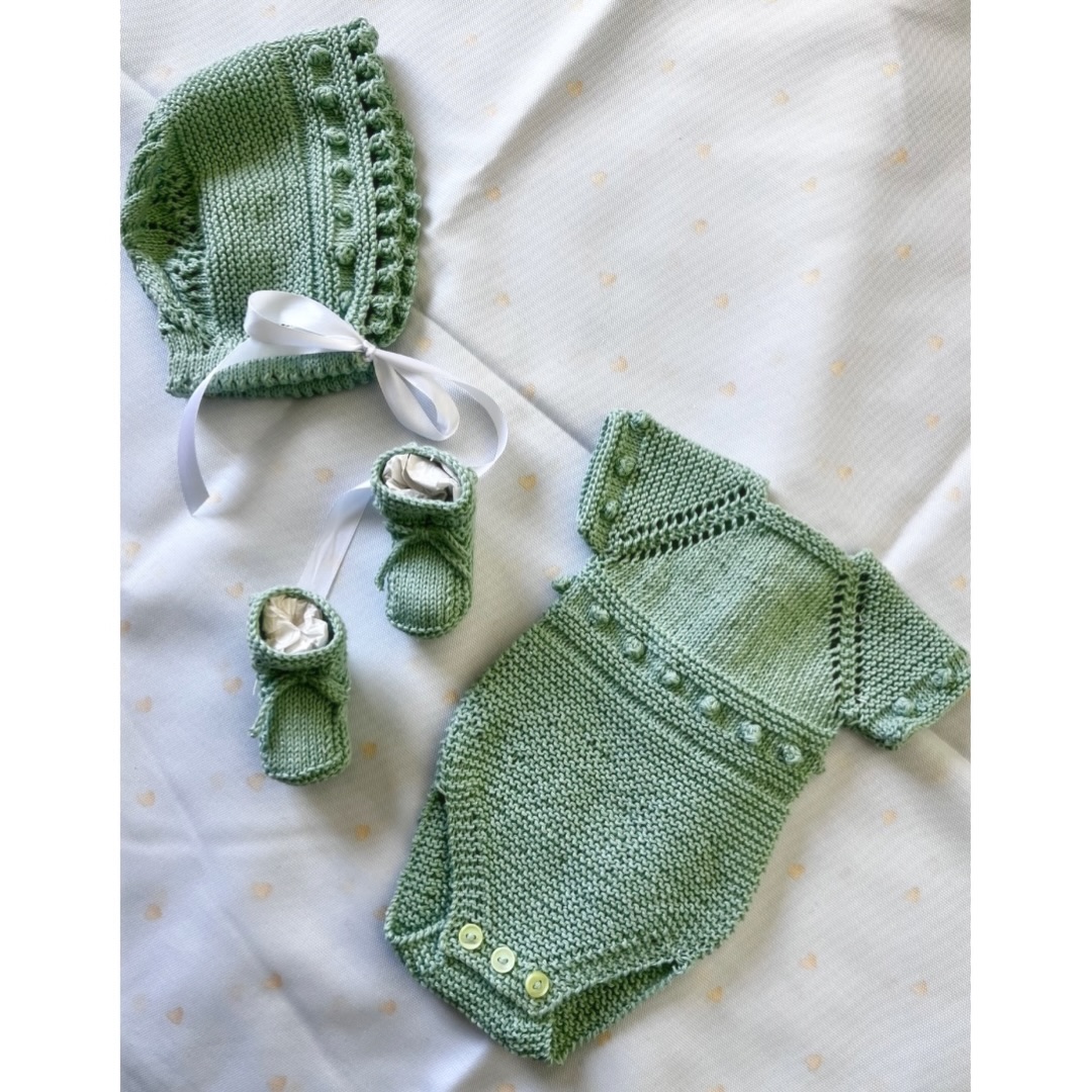 Hemos incorporado a la web nuestros conjuntos de primera puesta tejidos a mano en algodón 100%.
Son piezas únicas, realizadas con mimo y pensadas para esos primeros días tan especiales.
Modelos únicos.
Conjuntos completos de 4 piezas disponibles por 65€
Ya en www.happycloudshop.com
Disponibilidad:
Foto 1: disponible ✅
Foto 2: disponible ✅
Foto 3: Vendido ❌
Foto 4 disponible ✅