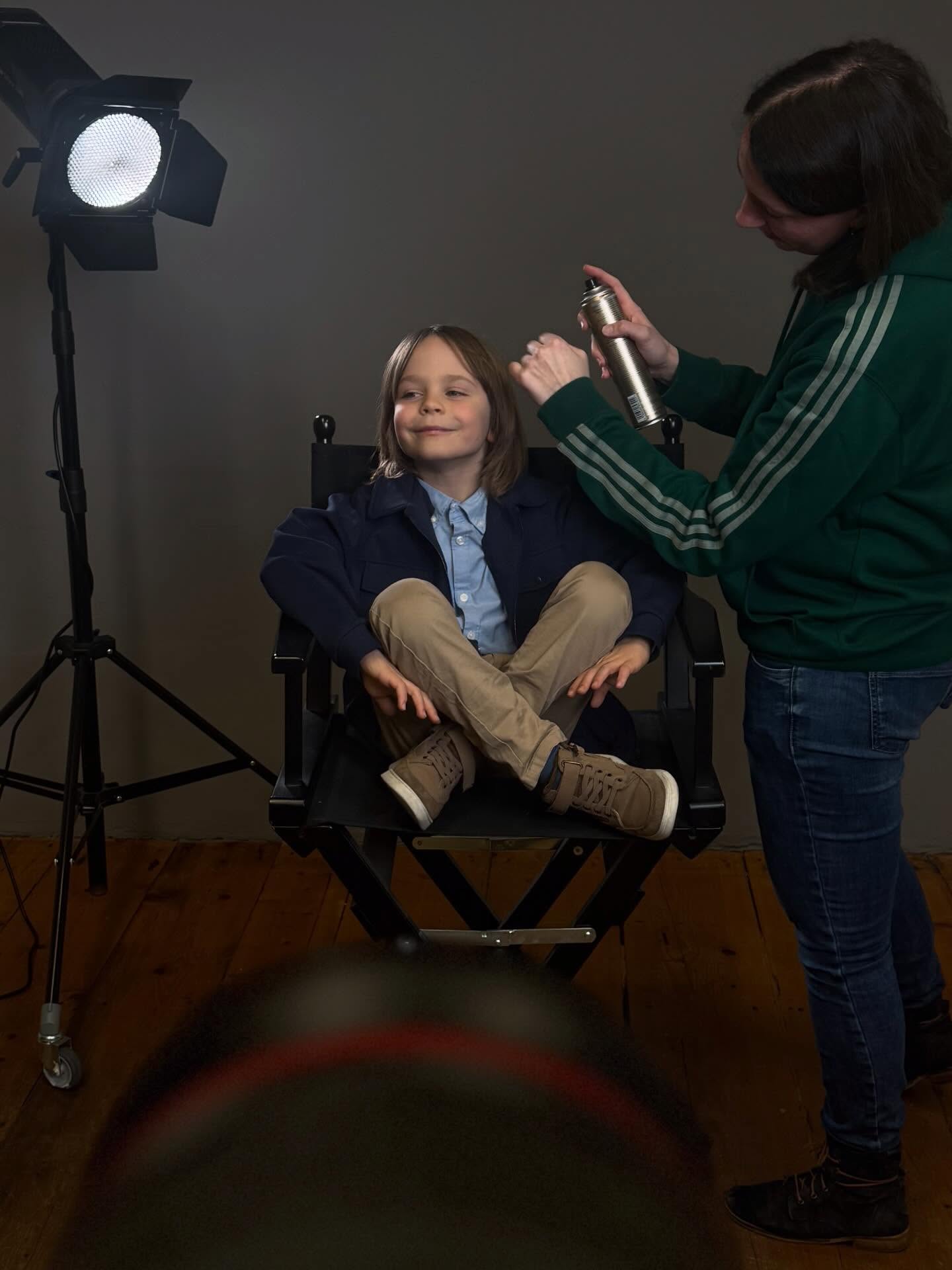 Mein jüngster Klient ist 7 Jahre alt.
Und wir arbeiten erst seit Anfang des Jahres zusammen:
erst ein About Me Dreh, dann kontinuierliches Coaching.
Und ganz ehrlich… in dieser „kurzen“ Zeit hat Basti einen Sprung gemacht, den man nicht planen kann – nur erarbeiten.
Letzte Woche kam die Zusage für einen Film.
Ich bin so stolz auf ihn. Nicht nur wegen der Zusage – sondern wegen dem, was dahinter steckt:
Mut. Fokus. Dranbleiben. Und dieses ganz besondere „Ich mach das jetzt einfach“-Mindset, das manche Kids schon mitbringen (und wir gemeinsam formen).
Und das ist erst der Anfang.
Kontinuierliche Arbeit an sich — gerade in jungen Jahren — zahlt sich aus. Immer.
In 6 Wochen: 3 Shortlists + 1 Filmzusage.
BÄM.
Basti Superstar.
Die Reise fängt gerade erst an.
#shortlistcoaching #casting #schauspielcoaching #actorlife #kidsactor