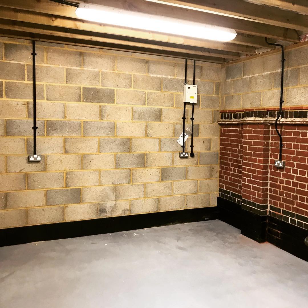 A garage/workshop completed. Using a PVC conduit system to ensure cables are protected from whatever projects you have in mind!
.
.
.
.
.
.
.
.
.
.
.
#TT #Electrical #TTElectrical #Electrician #London #Local #Friendly #Design #PVC #Conduit #System #Bends #Garage #Workshop #Project