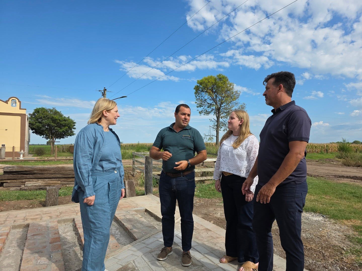 Seguimos recorriendo el departamento San Jerónimo. En Campo Piaggio y en el Centro de Jubilados de López firmamos nuevos convenios del programa Buenas Prácticas del @ministeriodesarrollosocialsf junto a @tejedamavictoria y @leodianaok. Invertir en infraestructura y en espacios para todos es apostar al desarrollo de cada localidad. Así trabajamos en el Gobierno de Santa Fe: presentes, cerca y acompañando en cada momento.