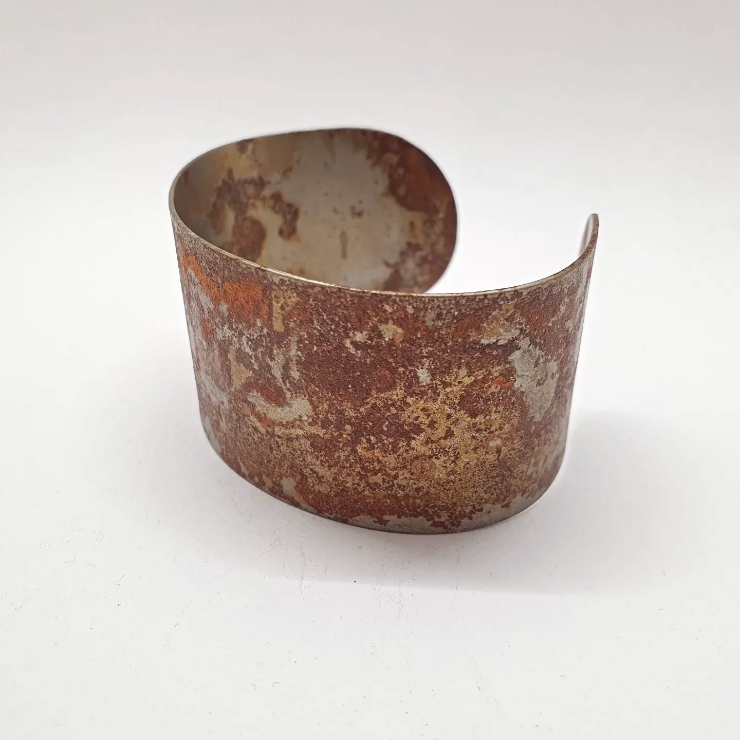 New bangle fresh on the shelf. At Divinity Studio at the craft centre.
#rust #rusty #jewellery #jewellerydesign
#sustainablejewelry