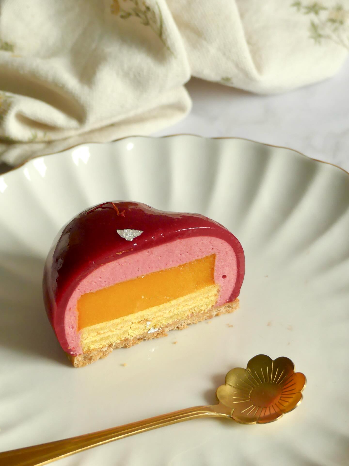 Un cœur à partager… ou pas 🫣♥️
Framboise acidulée, mangue solaire,
une touche de safran pour la chaleur ✨
Un dessert comme une déclaration :
douce, vibrante, un peu épicée.
~
Pour la Saint-Valentin, j’ai imaginé ce cœur
où les saveurs se répondent et s’embrassent.
Il est composée :
- Croustillant chocolat blanc au safran
- Biscuit moelleux au safran
- Insert gelée mangue
- Mousse framboise
- Glaçage framboise
L’amour, finalement, ça se mange aussi ♥️
Fond photo : @fondphoto.pastryandtravel
~
#pâtisserie #pastry #saintvalentin #love lovefood